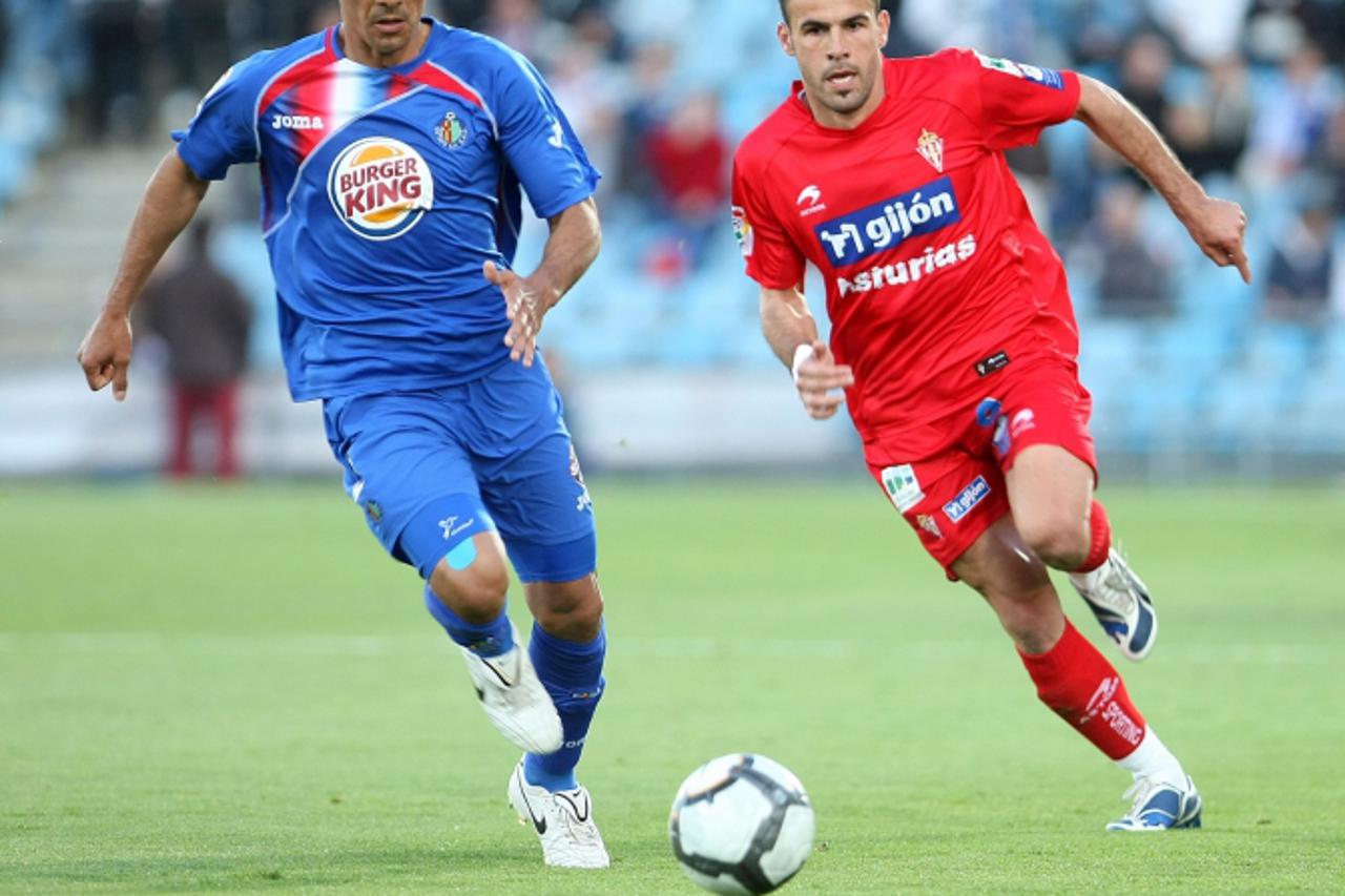 'Sporting de Gijon\'s Mate Bilic (r) and Getafe\'s Cata Diaz during La Liga match. May 4, 2010. Foto: nph / Acero *** Local Caption *** Fotos sind ohne vorherigen schriftliche Zustimmung ausschliessli