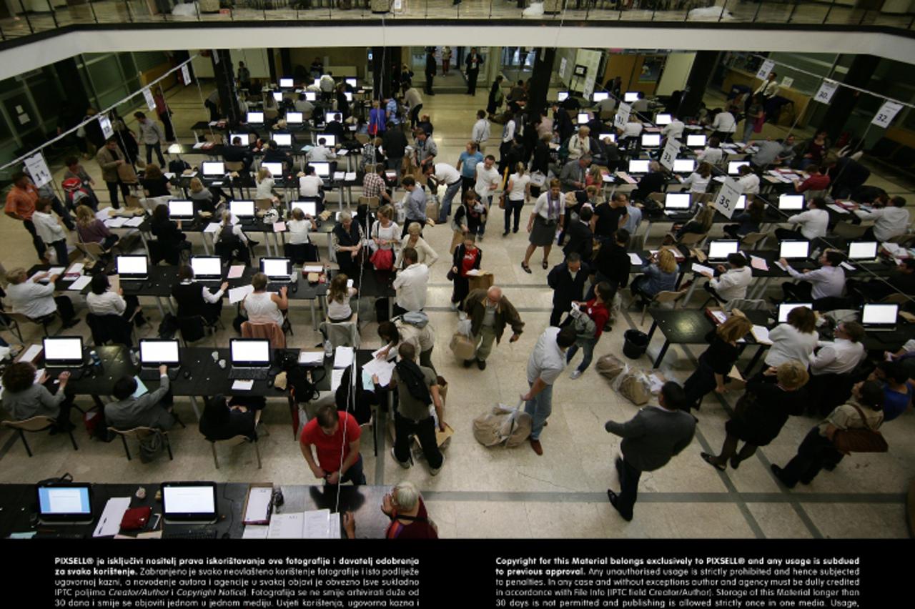 '19.05.2013., Zagreb - Donosenje glasackih lista isa birackih mjesta u gradsko poglavarstvo te prabrojavanje za konacan rezultat lokalnih izbora Photo: Grgur Zucko/PIXSELL'