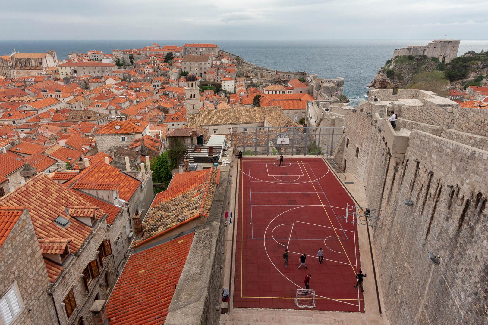 Architectual Digest prije nekoliko je godina uključio igralište pod dubrovačkom Minčetom među najljepše na svijetu. Ponos Dubrovčana nalazi se na krovu, uz gradske zidine i nudi predivan pogled na more. I prije obnove na tom se mjestu igrala košarka, ali tek nakon što je arhitekt Željko Peković uz investiciju grada obnovio igralište ono je zapelo za oko svjetskih medija. 