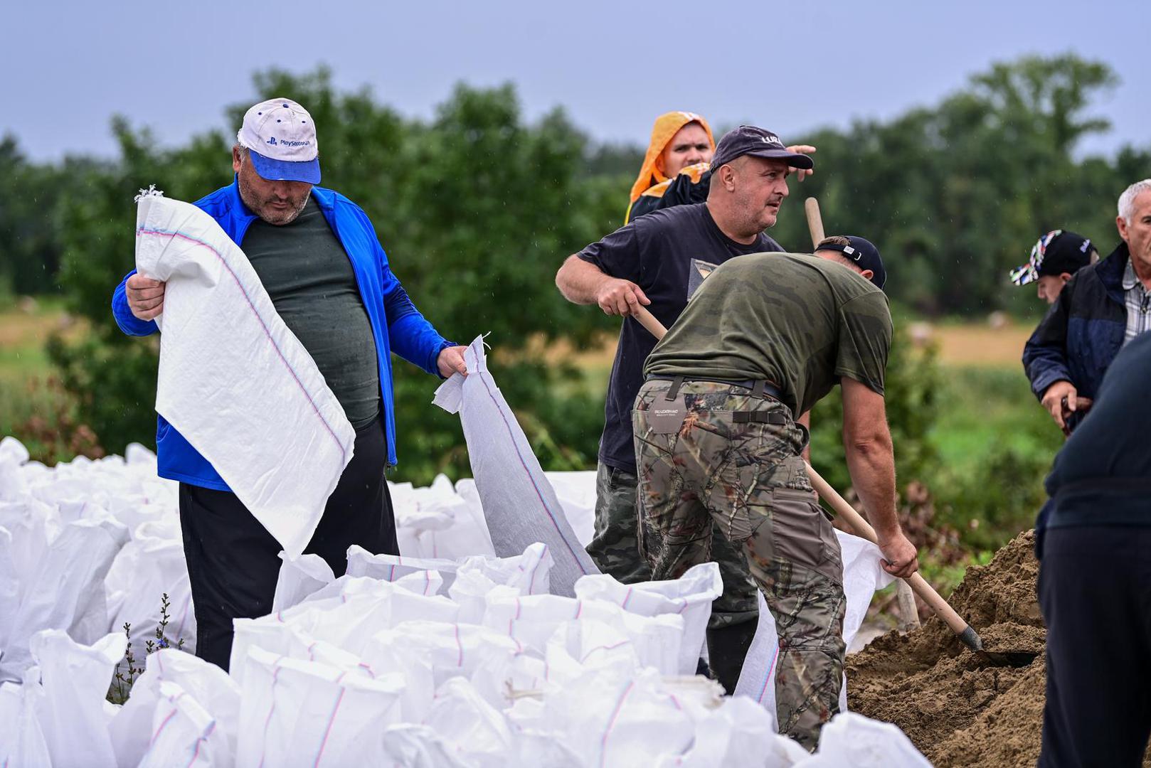 06.08.2023., Zagreb -  Uvedeno je izvanredno stanje obrane od poplava u naseljima oko Rugvice. Stanovnici Narta Savskog pune vreće pijeska kako bi zaštitili svoje kuće. Photo: Igor Soban/PIXSELL