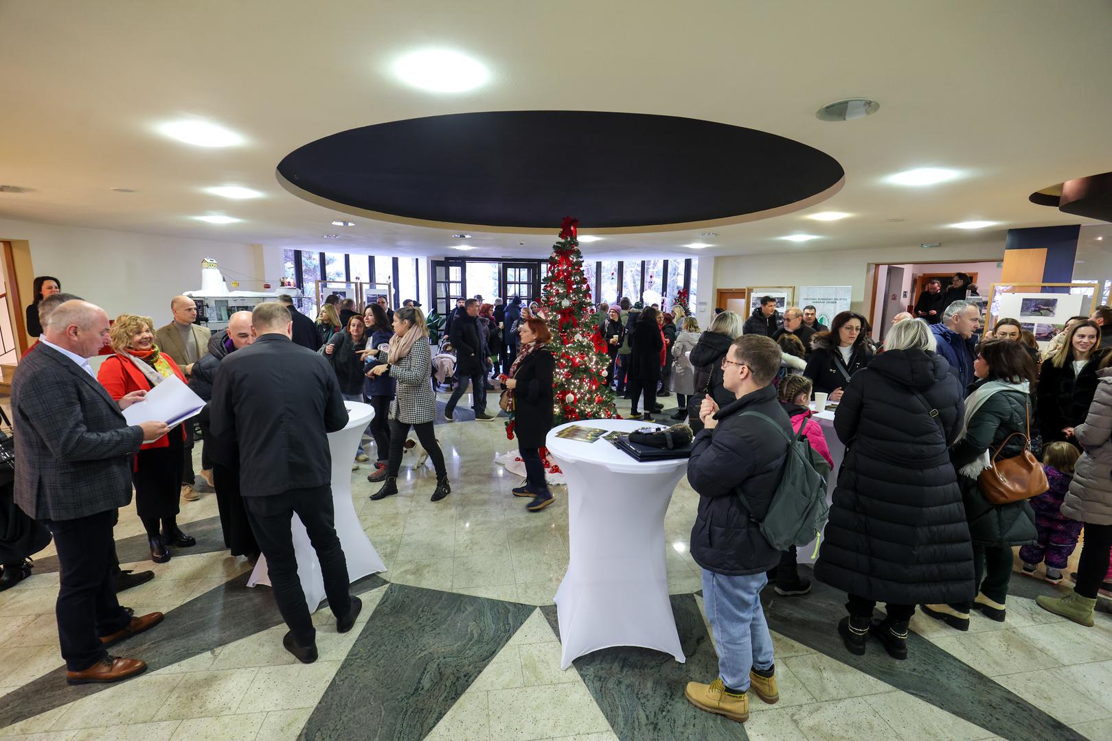 01.12.2024., Zagreb - Paljenjem prve adventske svijece ispred Hotela Tomislavov dom te otvorenjem izlozbe „Suma okom sumara“ svecano je prvi puta otvorena manifestacija "Advent i Bozic na Sljemenu“. Photo: Igor Kralj/PIXSELL