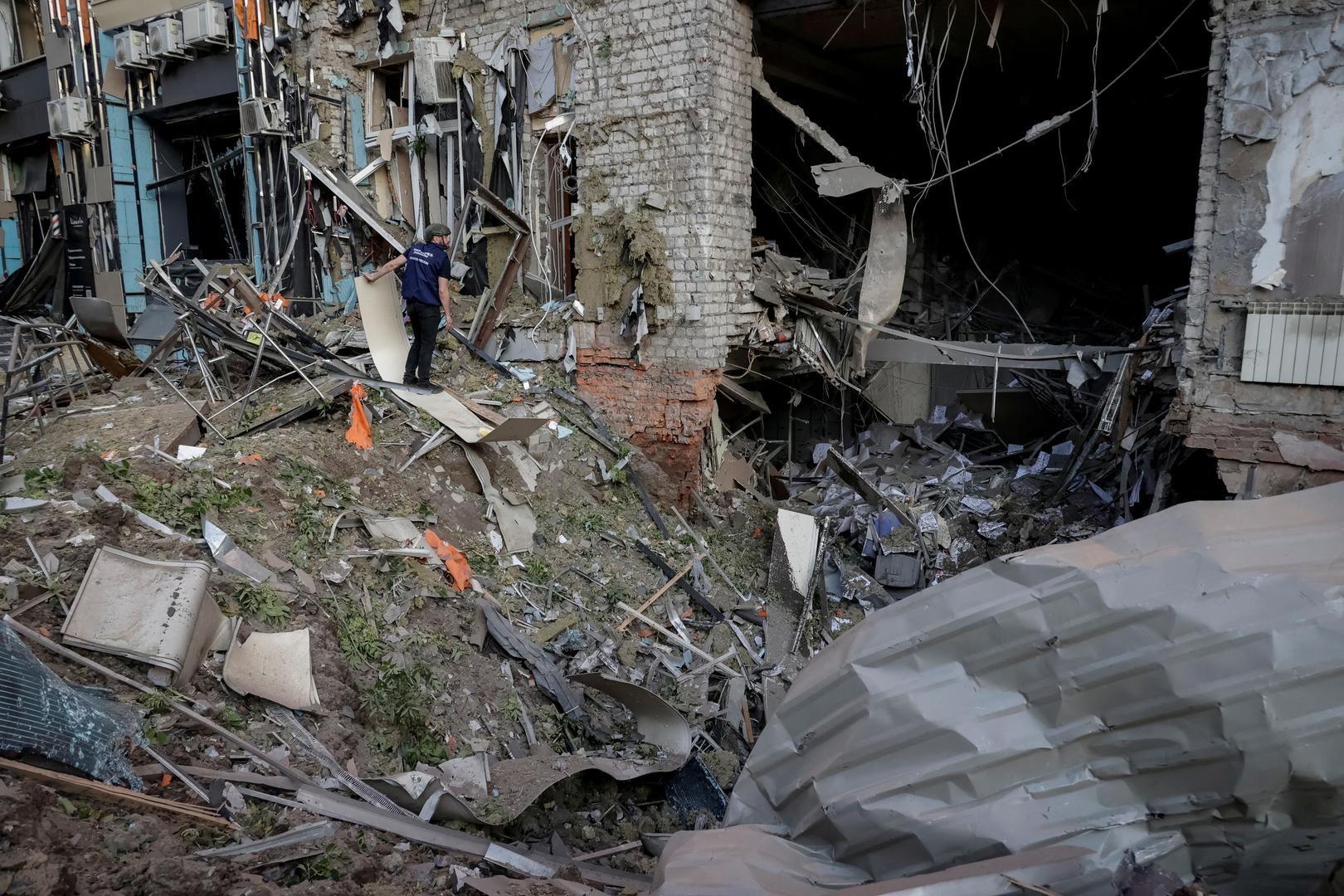 A war crimes prosecutor works at a site of a Russian air strike, amid Russia's attack on Ukraine, in Kharkiv, Ukraine, May 25, 2024. REUTERS/Sofiia Gatilova     TPX IMAGES OF THE DAY Photo: Sofiia Gatilova/REUTERS