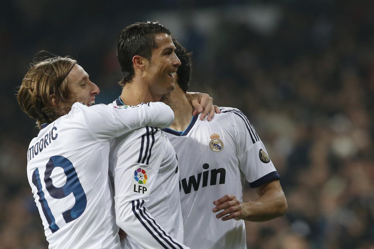 'Real Madrid\'s Cristiano Ronaldo (C) celebrates his goal with Luka Modric during their Spanish King\'s Cup soccer match against Celta Vigo at Santiago Bernabeu stadium in Madrid January 9, 2013. REUT