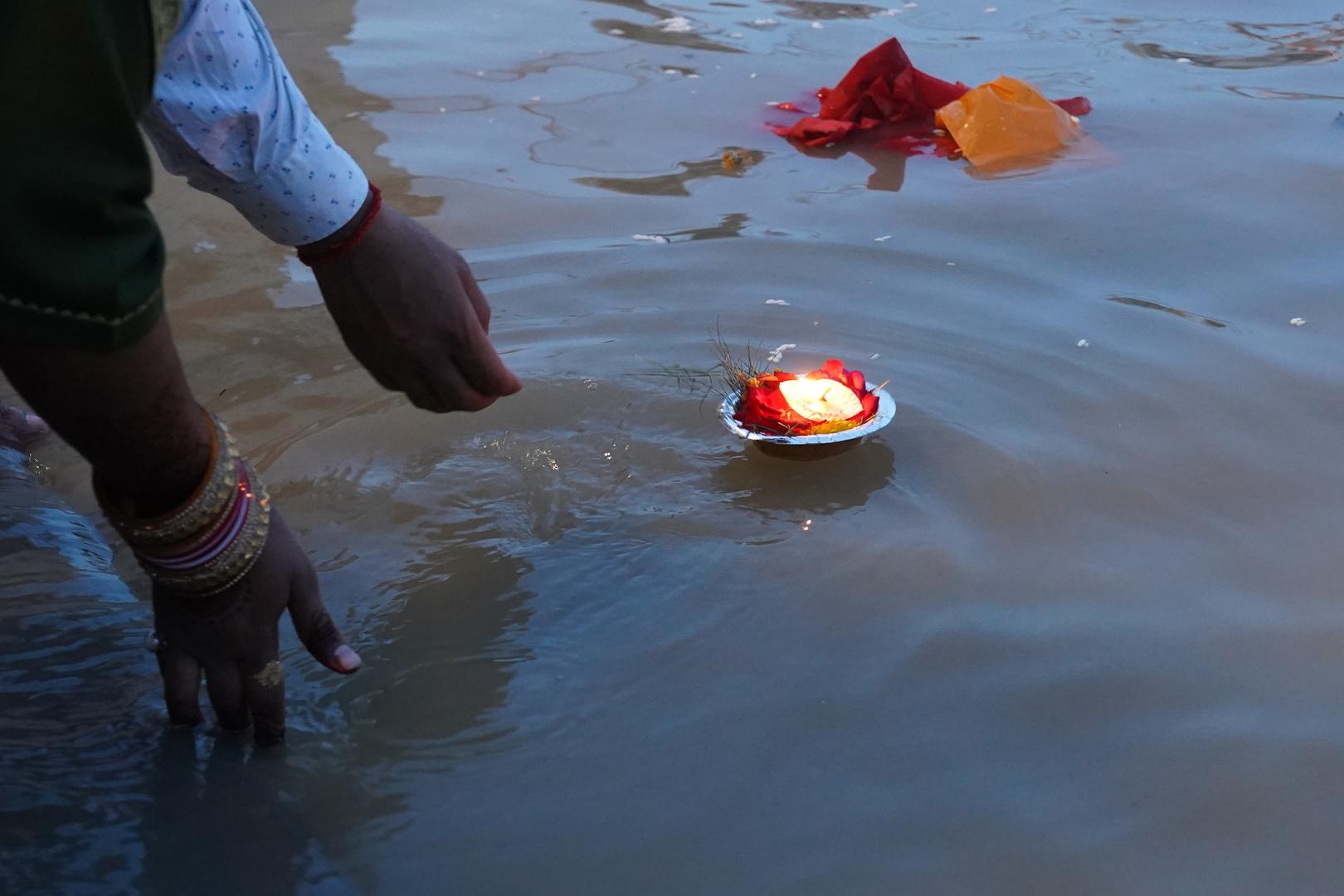 19 July 2024, India, Varanasi: Relatives commemorate their dead by sending a candle into the Ganges. Photo: Anne-Sophie Galli/dpa Photo: Anne-Sophie Galli/DPA