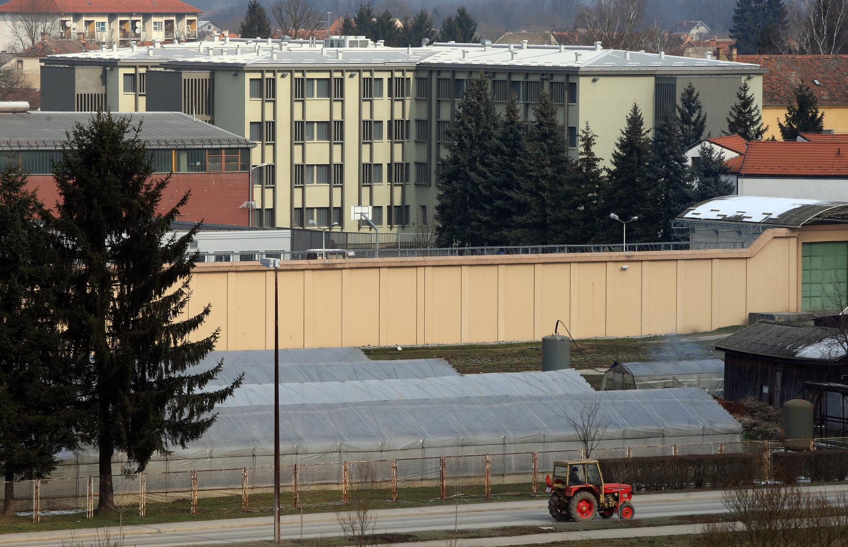 Trileri su na prvom mjestu u Glini, a najčitanija je Marija Jurić Zagorka i njezina serija romana „Grička vještica". Tamo se također čita Andrića, ali za razliku od Lipovice zatvorenici u Glini preferiraju njegovu „Na Drini ćuprija“.