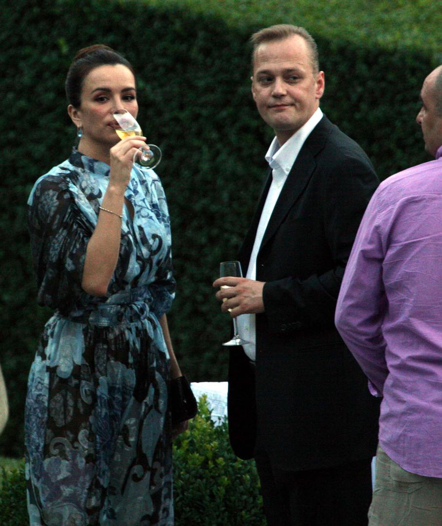  Na svadbeno slavlje bila je pozvana i Severina koja je došla u pratnji menadžera Tomice Petrovića. 