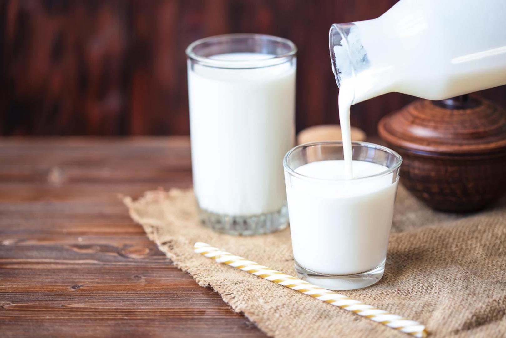 Jogurt s probioticima: Probiotici su ključni za zdravu probavu. Birajte jogurte koji sadrže žive kulture i nemaju dodanih šećera. Najbolje ih je konzumirati ujutro na prazan želudac.