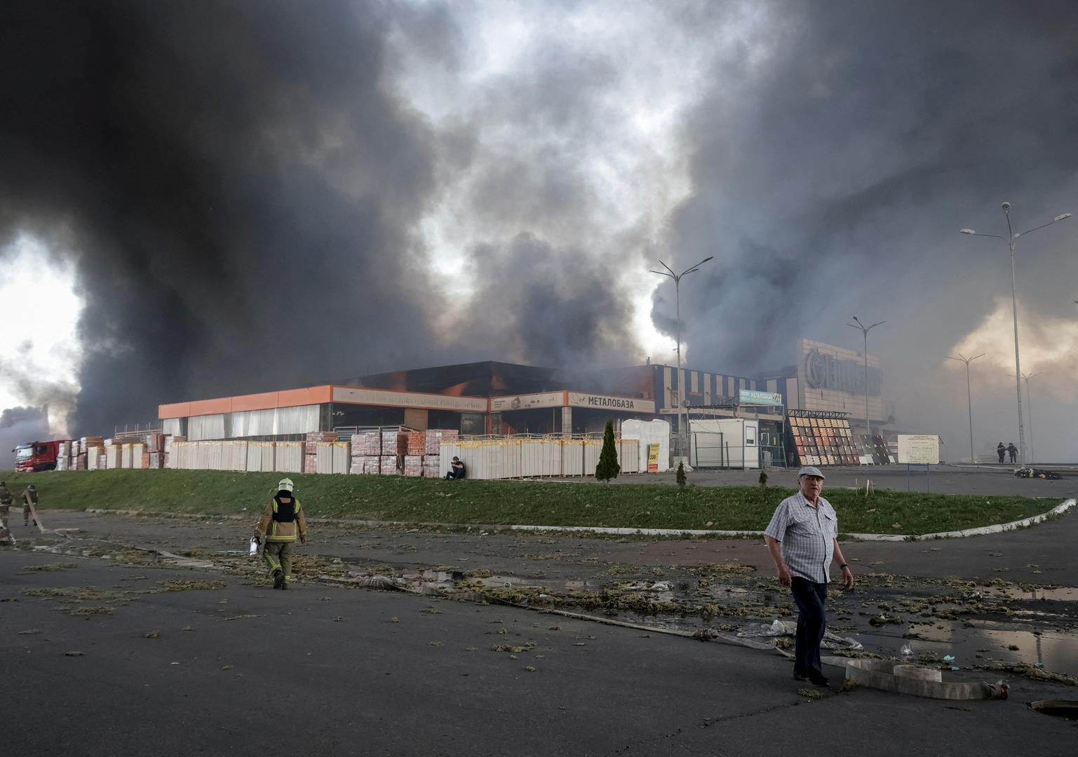 Smoke rises from a household item shopping mall which was hit by a Russian air strike, amid Russia's attack on Ukraine, in Kharkiv, Ukraine May 25, 2024. REUTERS/Sofiia Gatilova     TPX IMAGES OF THE DAY Photo: Sofiia Gatilova/REUTERS