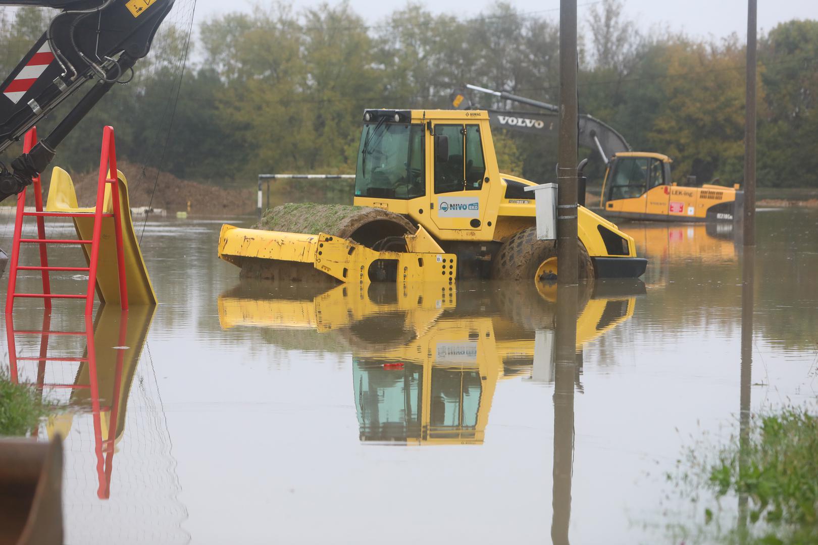 04.10.2024., Karlovac - Zbog visokog vodostaja rijeke Kupe koji je u 9 sati bio na 768 cm proglasene su izvanredne mjere od poplava.  Photo: Kristina Stedul Fabac/PIXSELL