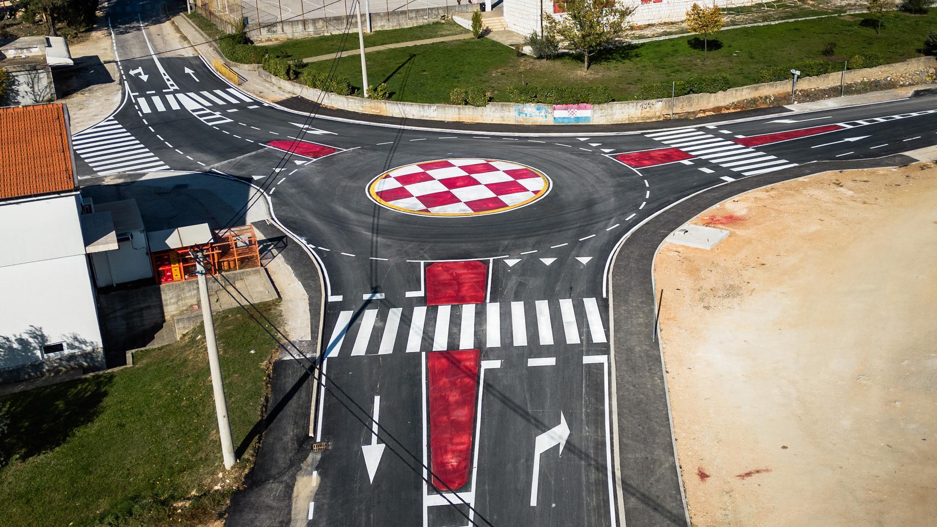 U Donjoj Blatnici kod Čitluka u Bosni i Hercegovini nedavno je završen kružni tok koji privlači pozornost svojim jedinstvenim dizajnom.