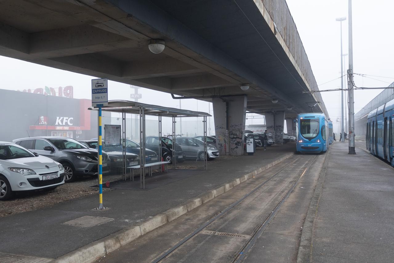 Nadstrešnica ispod nadvožnjaka na okretištu tramvaja u Zapruđu