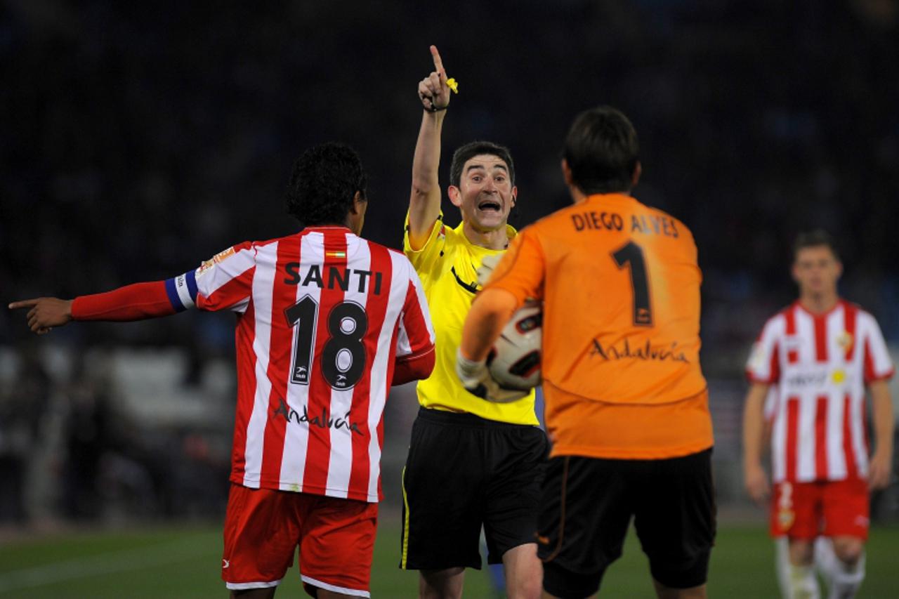 \'Almeria\'s Brazilian goalkeeper Diego Alves (R) argues with referee Undiano Mallenco (C) during the Spanish league football match UD Almeria vs RCD Espanyol on February 5, 2011 at the Juegos Mediter