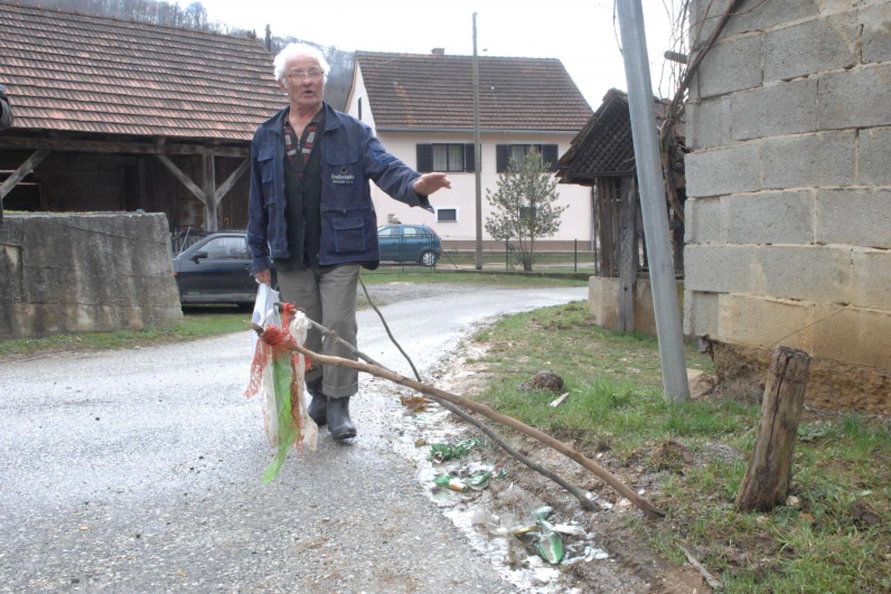 '19.03.2013. Ravninsko, Djurmanec - Mjestani zaselka Vincelji u selu Ravninsko zale se na susjeda Josipa Vincelja koji svakodnevno postavlja drvene stupove i kolce na cestu u inat svojem susjedu koji 