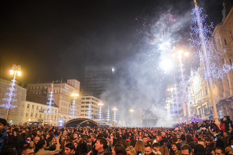 Zagreb: Konfetima umjesto vatrometa na Trgu bana Jelačića dočekana Nova 2023. godina