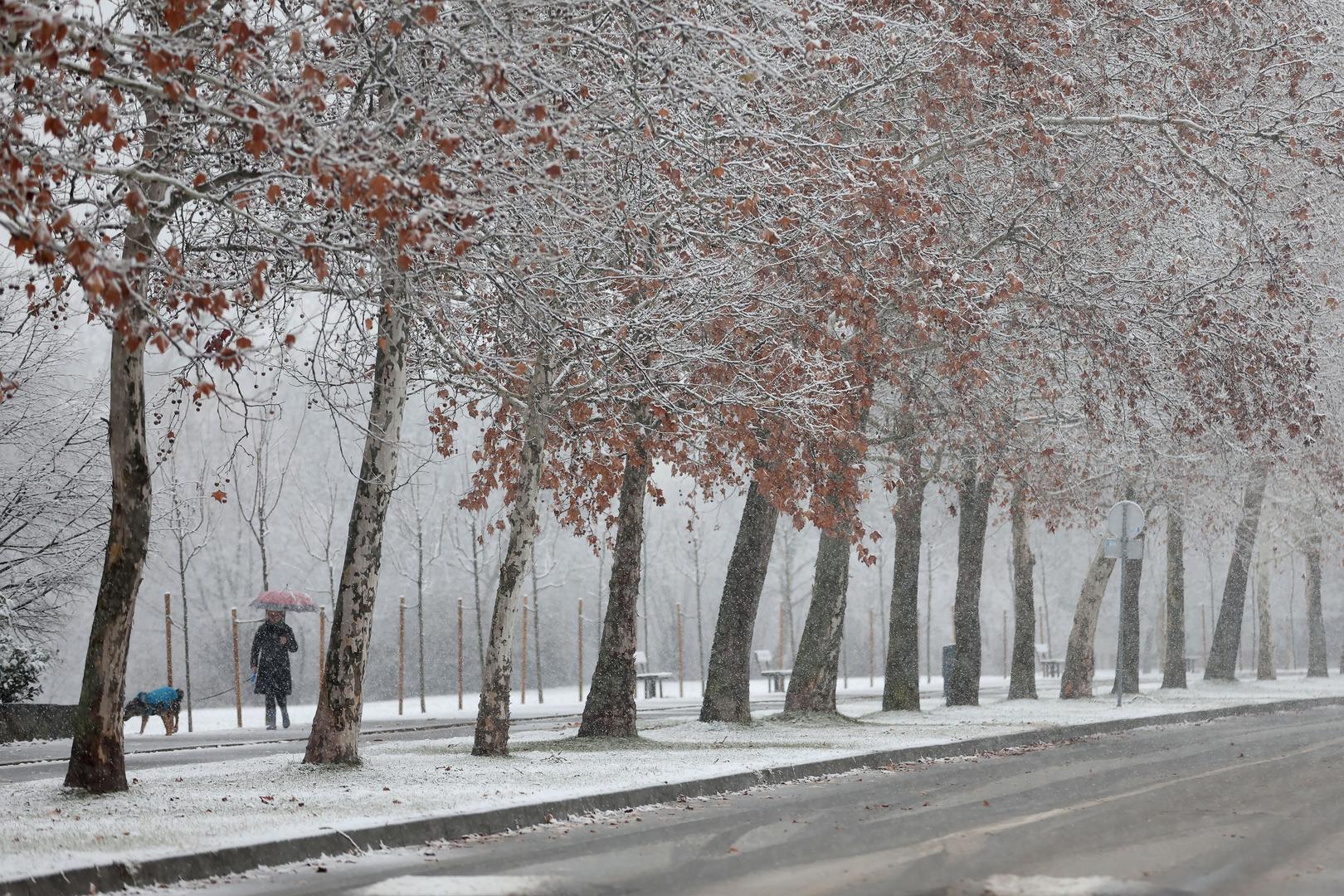 Gust snijeg pada diljem Hrvatske, a Zagreb se jutros probudio pod bijelim pokrivačem.