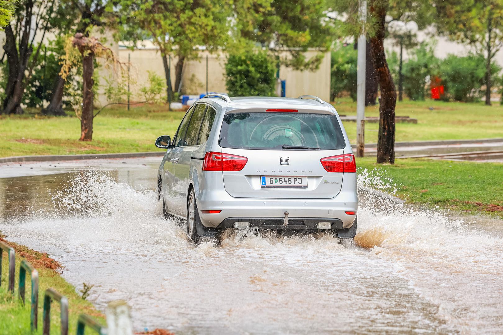 12.09.2024., Umag - 
Nakon jakog juga i kise potopljeni su neki dijelovi Umaga a poslje je jak vijetar izmamio znatizeljne turiste i surfere na more Photo: Srecko Niketic/PIXSELL