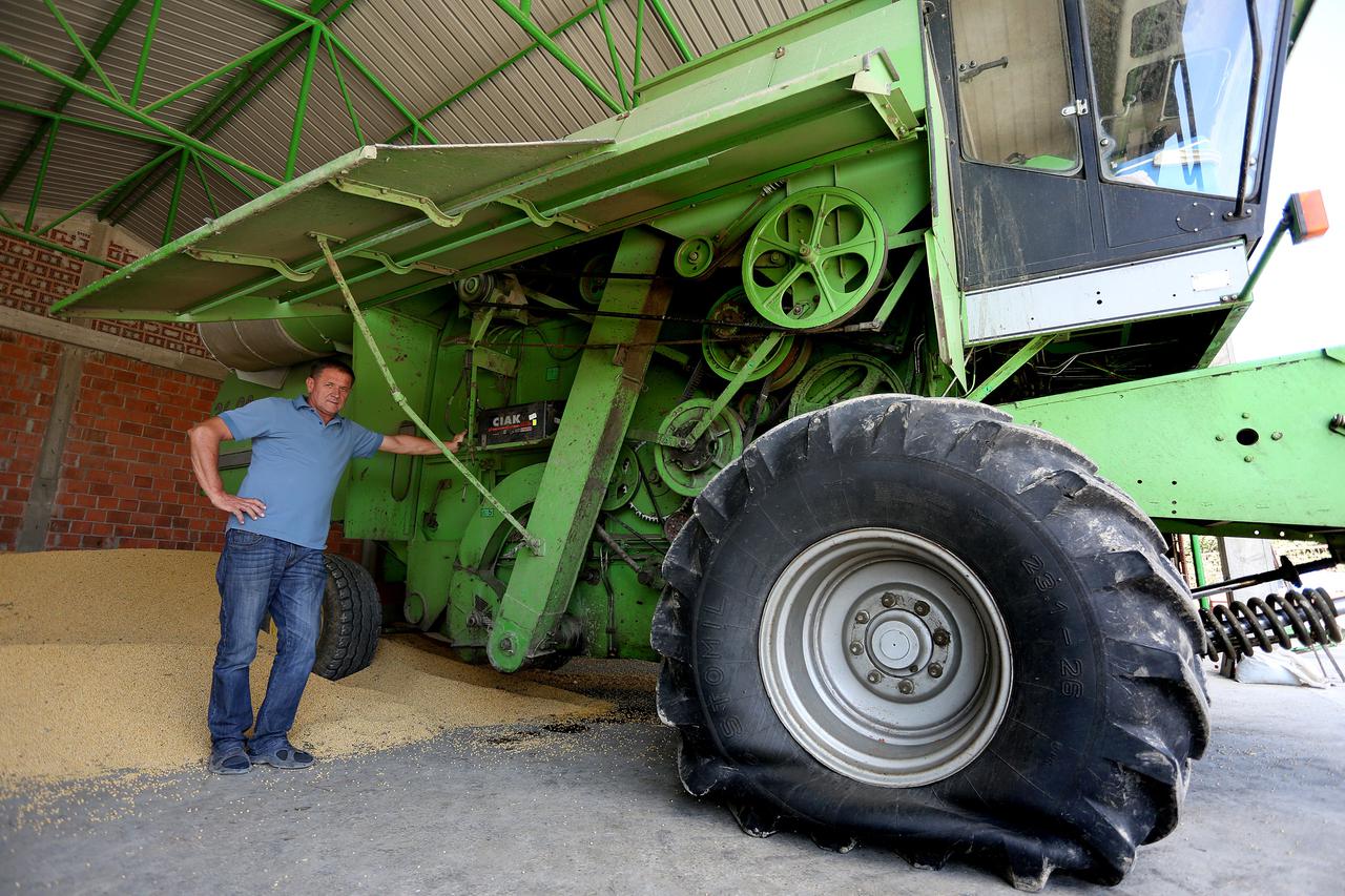 21.09.2015., Razbojiste - Jozo Peka kojem je navodno podmetnuta bomba pod kombajn na polju. 