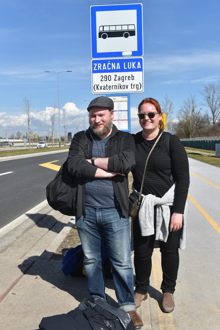 Brendan Wright, turist iz SAD-a: Nadam se da ovdje niskobudžetno ne znači i nekvalitetno jer se taj dojam stječe samo na temelju ovog autobusa. Jill Tydeman, turistica iz SAD-a: Problem je što se ne može negdje sjesti, no barem je karta jeftina. U Barceloni treba 7 eura od aerodroma do grada