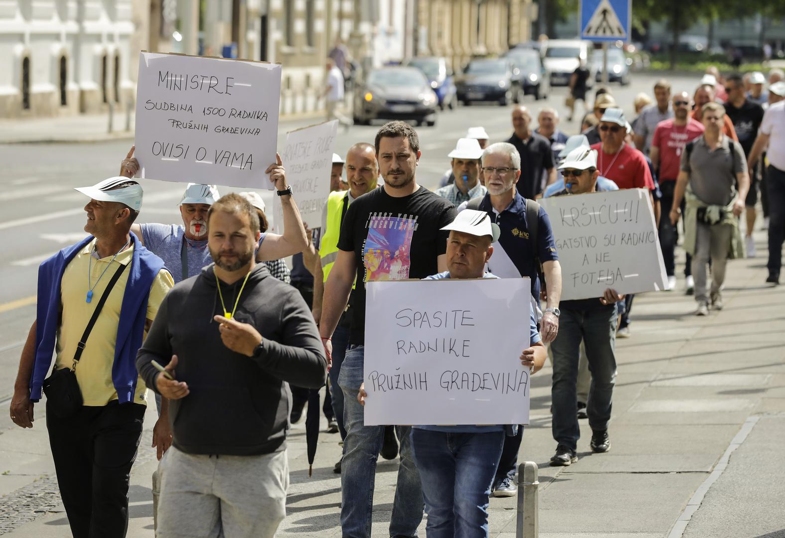 23.05.2022,Zagreb - Javni prosvjed Sindikata hrvatskih zeljeznicara.  Prosvjednici ce u 10,30 sati krenuti sa zapadne strane Glavnog  kolodvora prema Trgu sv. Marka. Zbog neodrzavanja pruga, tvrtka Pruzne gradjevine sada mora traziti pomoc. Sindikatu hrvatskih zeljeznicara cilj je sacuvati radna mjesta 1400 radnika i sacuvati Pruzne gradjevine kao jedinu domacu tvrtku sposobnu za gradnju i obnovu zeljeznickih pruga. Photo: Jurica Galoic/PIXSELL