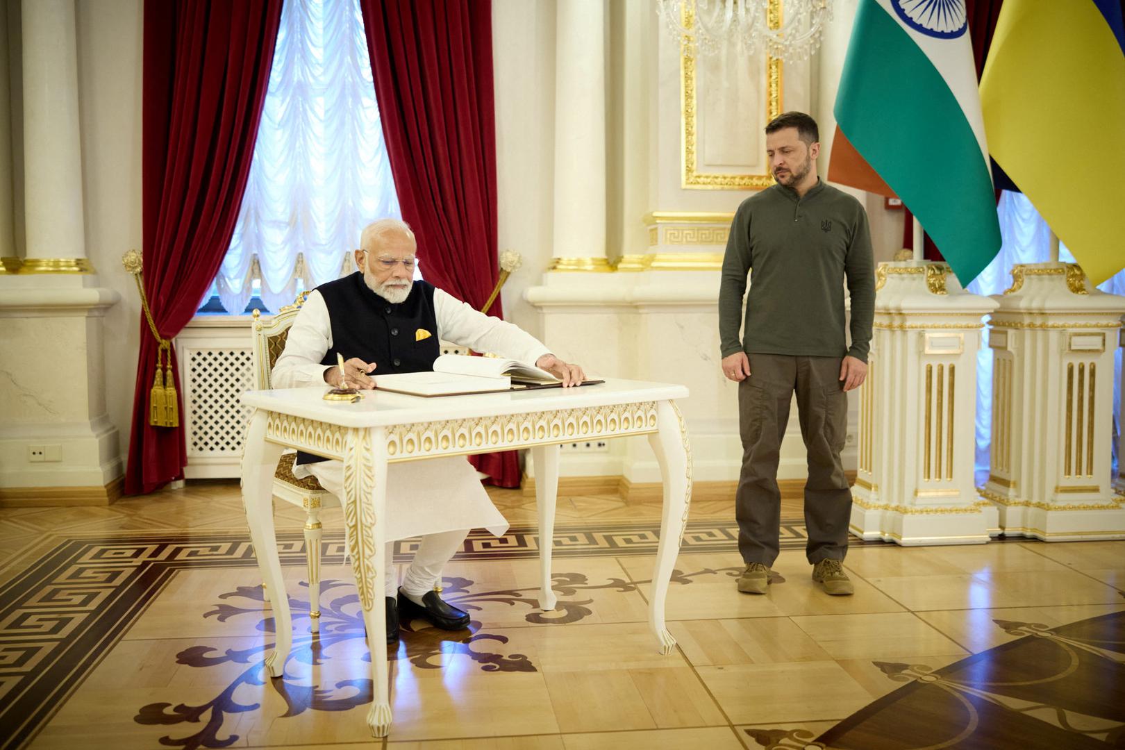 India's Prime Minister Narendra Modi signs a book while Ukraine's President Volodymyr Zelenskiy looks on before their meeting, amid Russia's attack on Ukraine, in Kyiv, Ukraine August 23, 2024. Ukrainian Presidential Press Service/Handout via REUTERS ATTENTION EDITORS - THIS IMAGE HAS BEEN SUPPLIED BY A THIRD PARTY. Photo: Ukrainian Presidential Press Ser/REUTERS