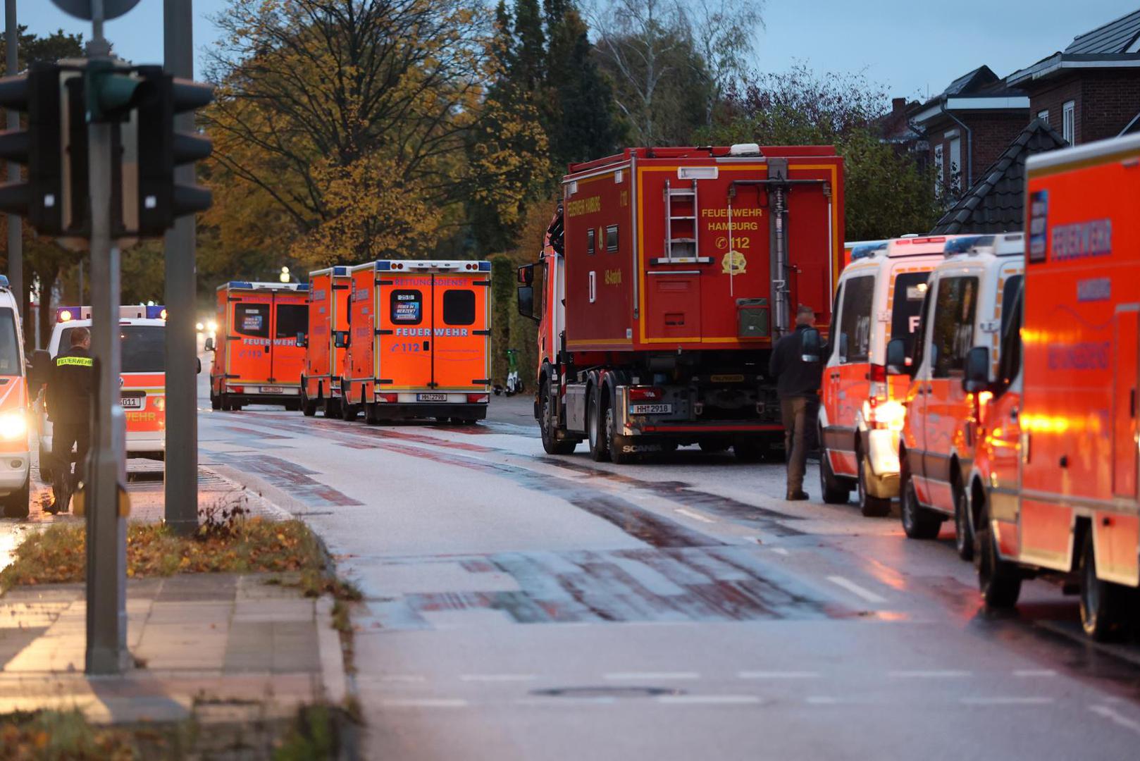 05 November 2023, Hamburg: Firefighters are on standby on Alsterkrugchaussee during an operation at Hamburg Airport. Hamburg Airport has been closed after a vehicle entered the premises. An armed man is holding his four-year-old daughter at the airport. According to the police, the background to the incident is a custody dispute. Photo: Bodo Marks/dpa Photo: Bodo Marks/DPA