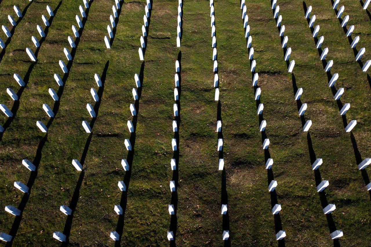 Posmrtni ostaci 30 novoidentificiranih žrtava genocida u Srebrenici pokopani u Memorijalnom centru Potočari