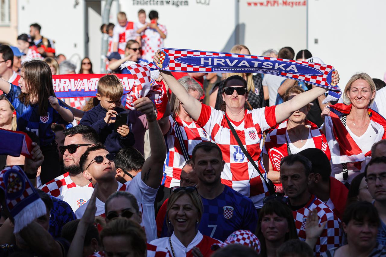 Neuruppin: Brojni navijači dočekali nogometne reprezentativce na glavnom Trgu