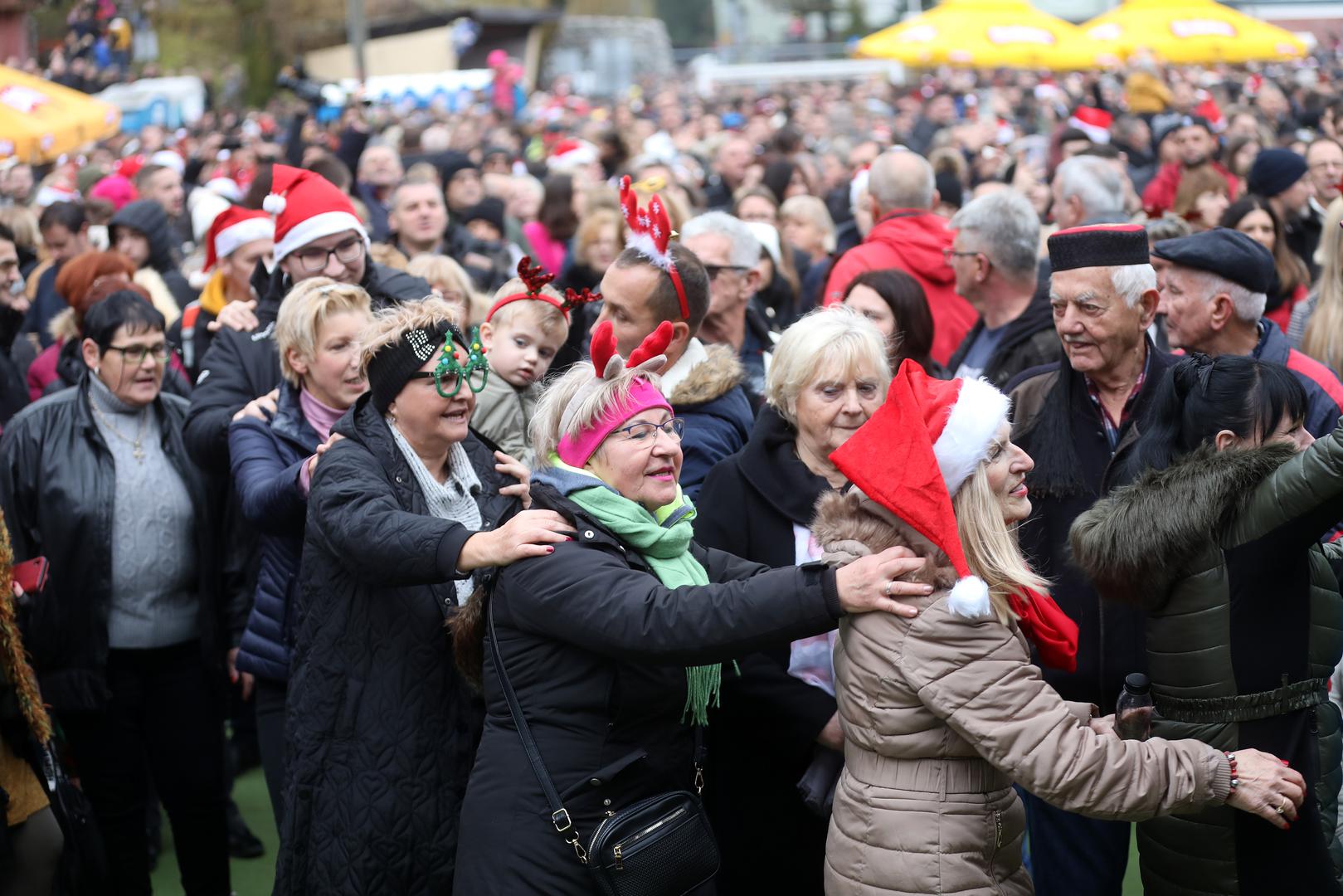 31.12.2022., Fuzine - Docek Nove godine u podne na igralistu pored brane  Photo: Goran Kovacic/PIXSELL