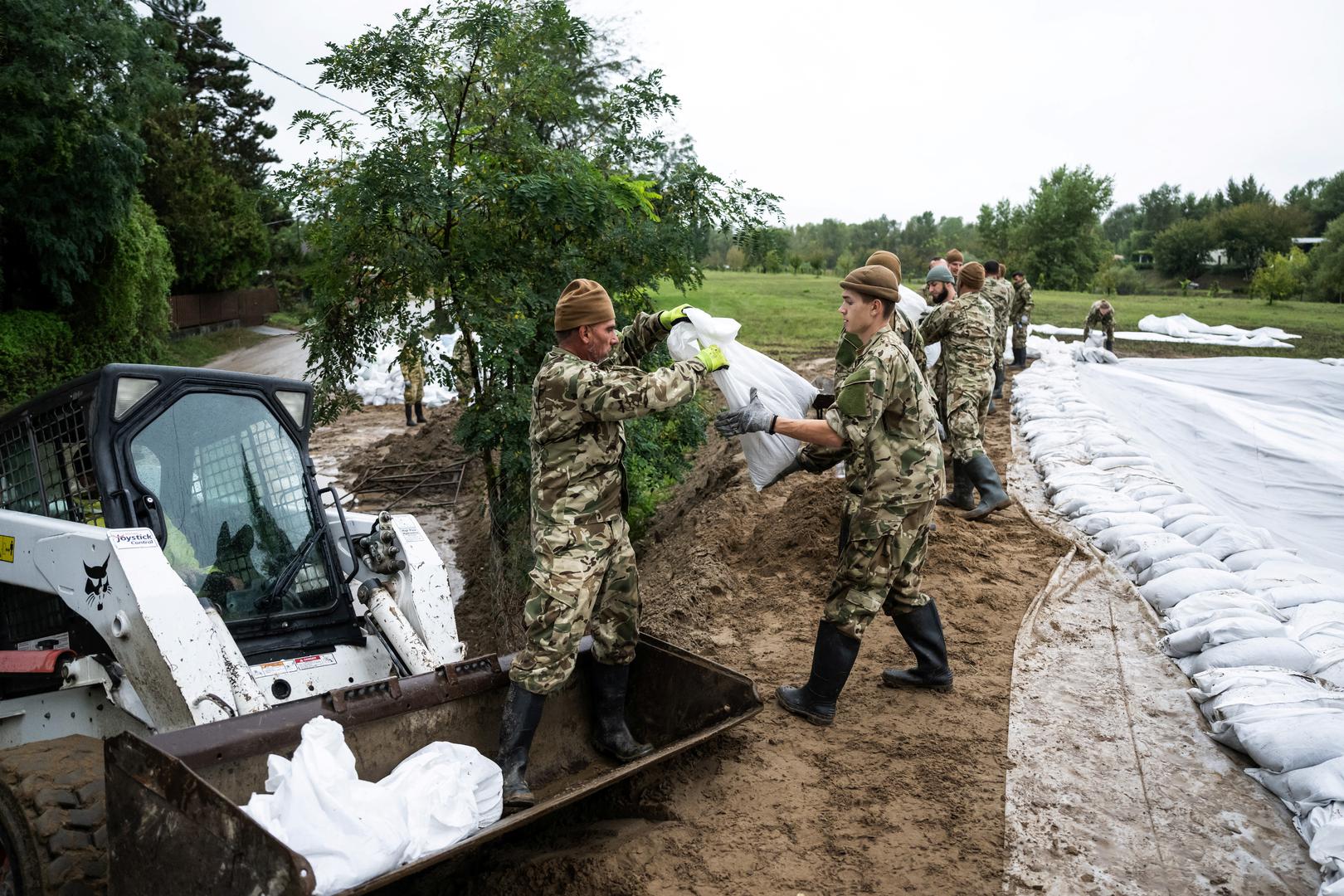 Soldiers carry sandbags to strengthen the dam along the river Danube in Pilismarot, Hungary, September 16, 2024. REUTERS/Marton Monus Photo: MARTON MONUS/REUTERS