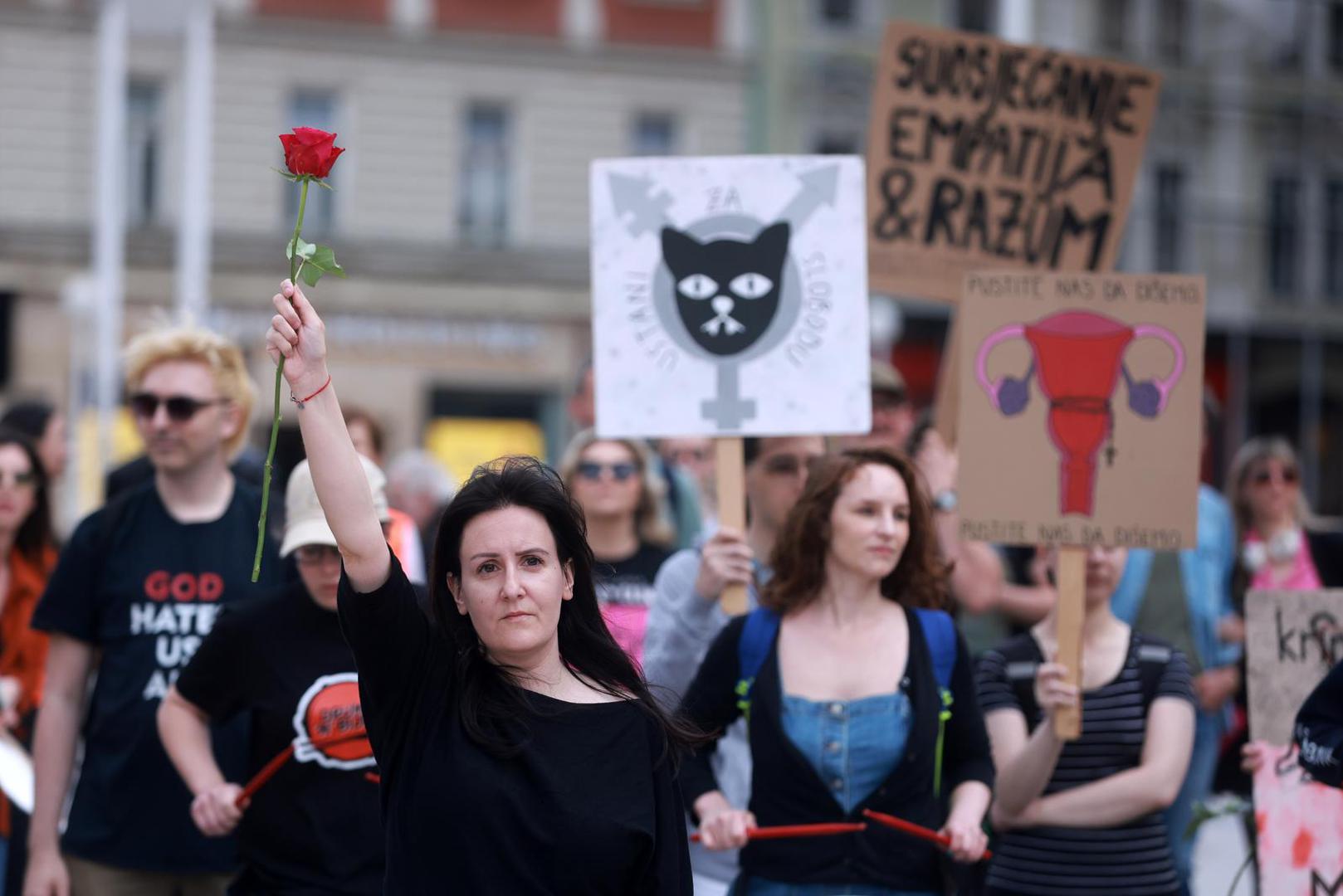 03.06.2023., Zagreb - Na Trgu bana jelacica okupilo se par desetaka prosvjednika protiv molitelja koji svake prve subote u mjesecu mole musku krunicu. Udruga Domino zajedno s umjetnicom Arijanom Lekic Fridrih ponovno, sedmi put za redom, prve subote u mjesecu organizira participativni umjetnicki performans Tiha misa. Arijana Lekic Fridrih Photo: Sanjin Strukic/PIXSELL