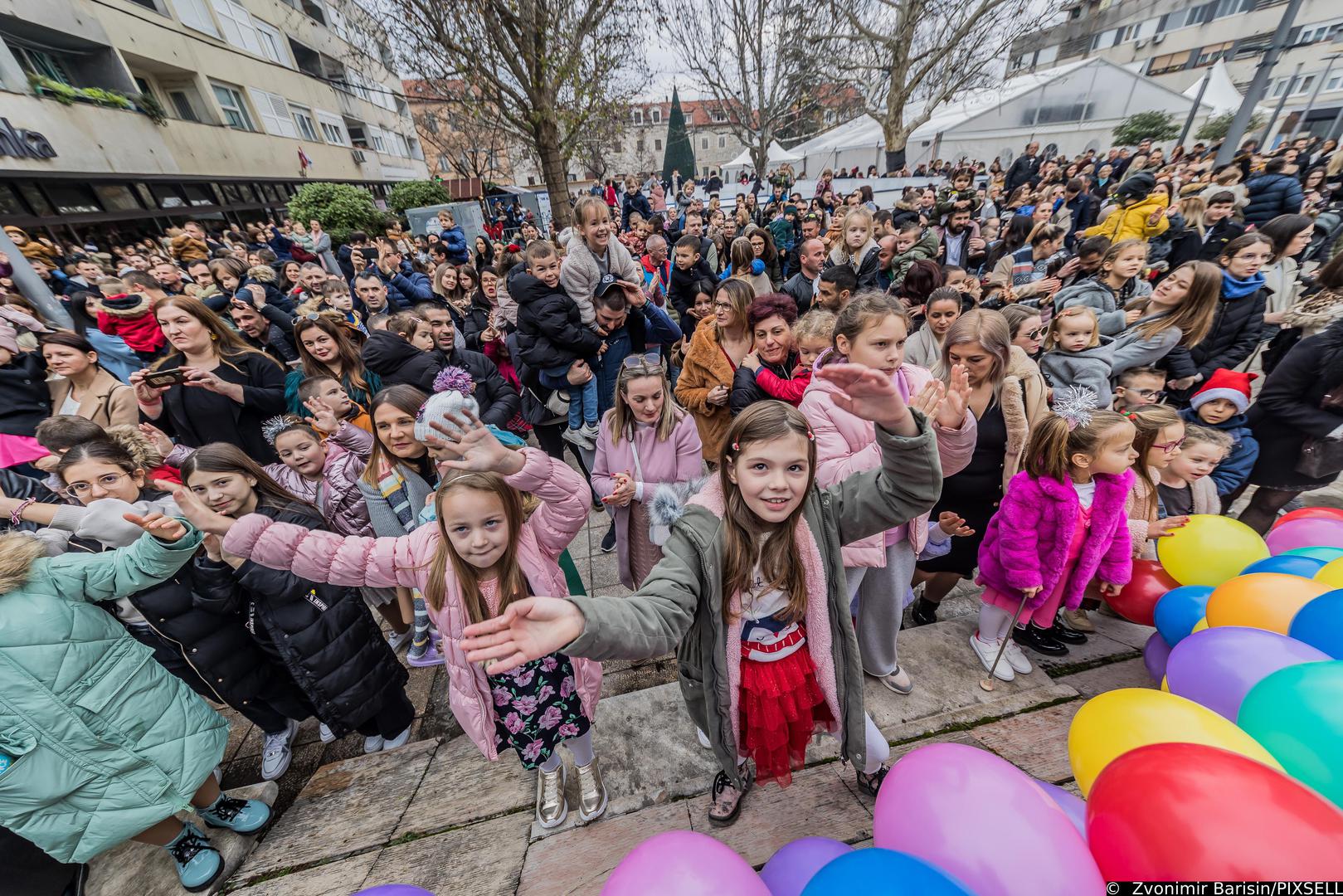 31.12.2022., Sinj - Docek djecje Nove Godine.  Danas u 12h na glavnom Sinjskom Trgu odrzan je Docek nove godine za Djecu te priredbu je posjetio u Sinjski Gradonacelnik Miro Bulj. Photo: Zvonimir Barisin/PIXSELL