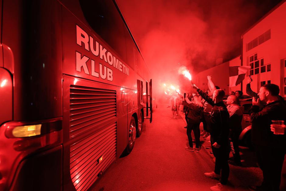 Našice: Spektakularan doček rukometaša Nexea 