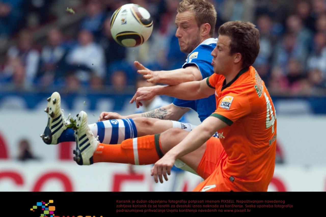 'Schalke\'s Ivan Rakitic (L) and Bremen\'s Philipp Bargfrede vie for the ball during German Bundesliga match Schalke 04 vs Werder Bremen at Veltins Arena in Gelsenkirchen, Germany, 01 May 2010. Photo: