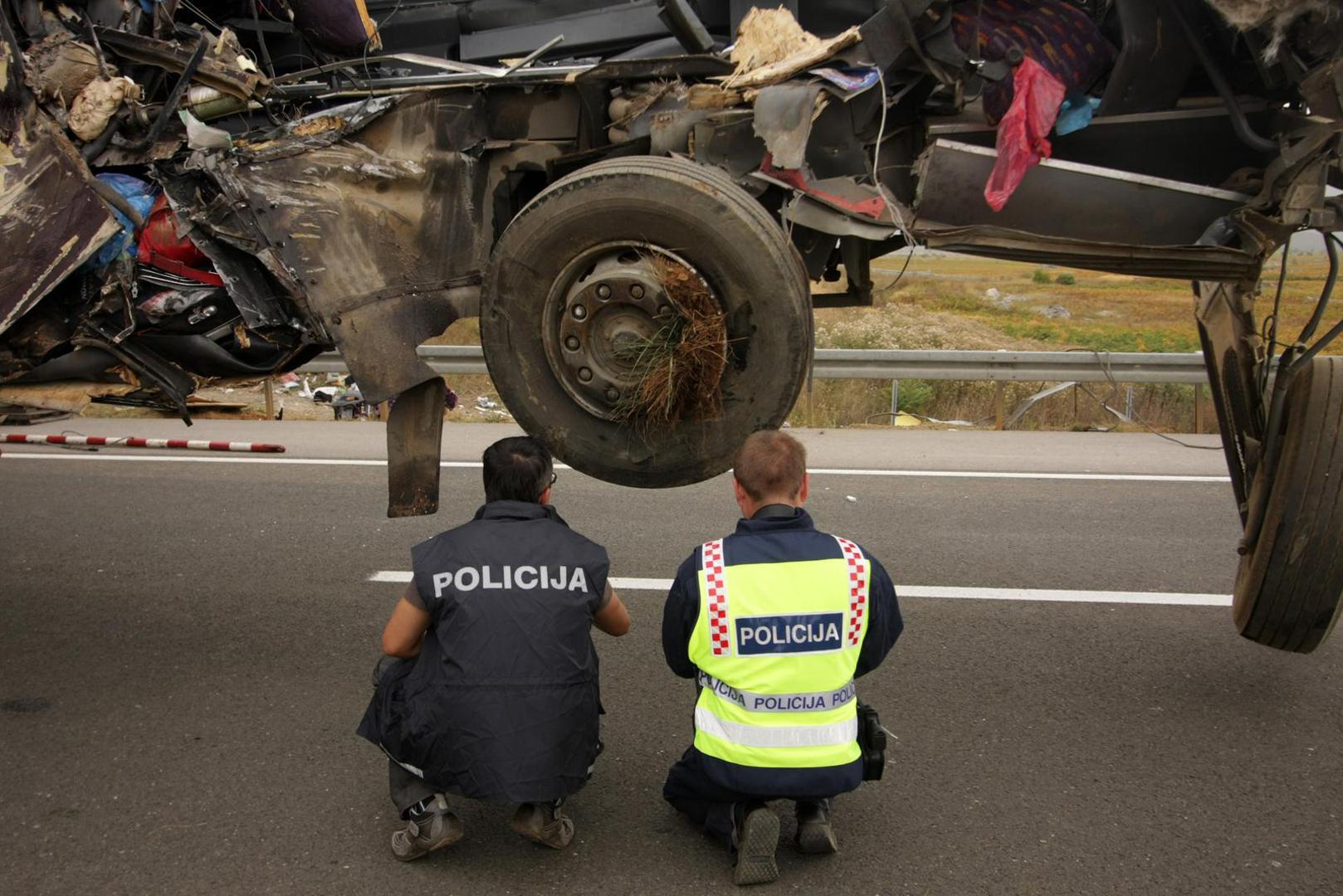 Na mjesto događaja stigli su svi raspoloživi vatrogasci koji su morali rezati lim da bi došli do ozlijeđenih.