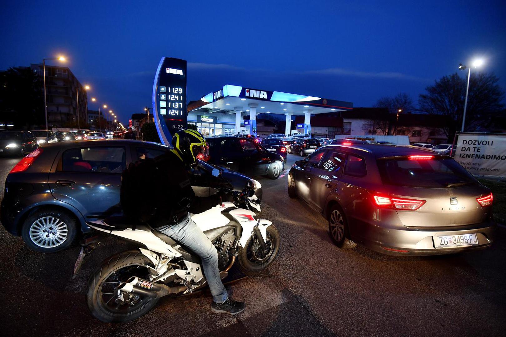 07.03.2022., Zagreb - Zbog poskupljena naftnih derivata stvaraju su guzve na benzinskim postajama.  Photo: Marko Lukunic/PIXSELL