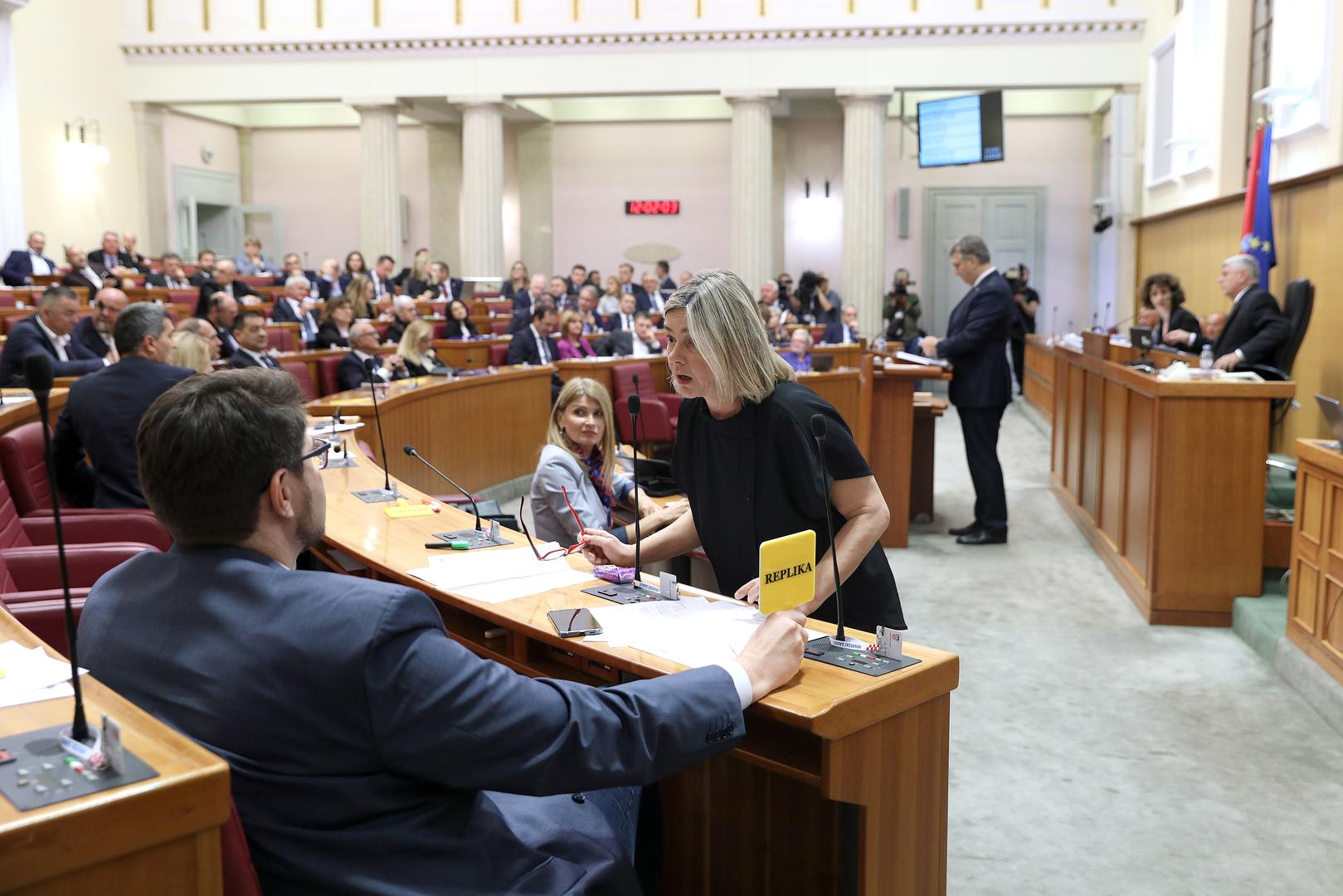 24.10.2023., Zagreb - Premijer Andrej Plenkovic dosao je u Sabor i u nastavku sjednice podnosi godisnje izvjesce Vlade Republike Hrvatske.  Zastupnici lupanjem iskazuju nezadovoljstvo. Photo: Patrik Macek/PIXSELL