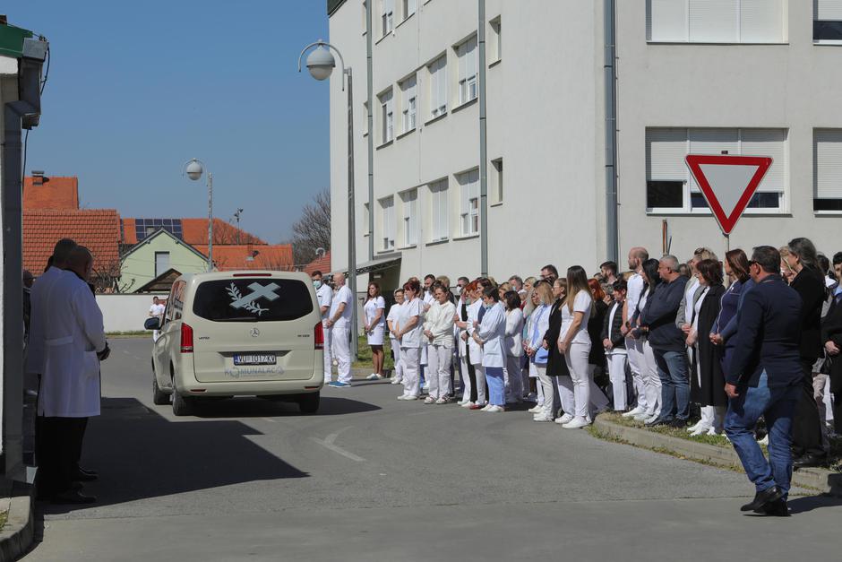 Ispraćaj Vesne Bosanac započeo okupljanjem ispred Nacionalne memorijalne bolnice Vukovar