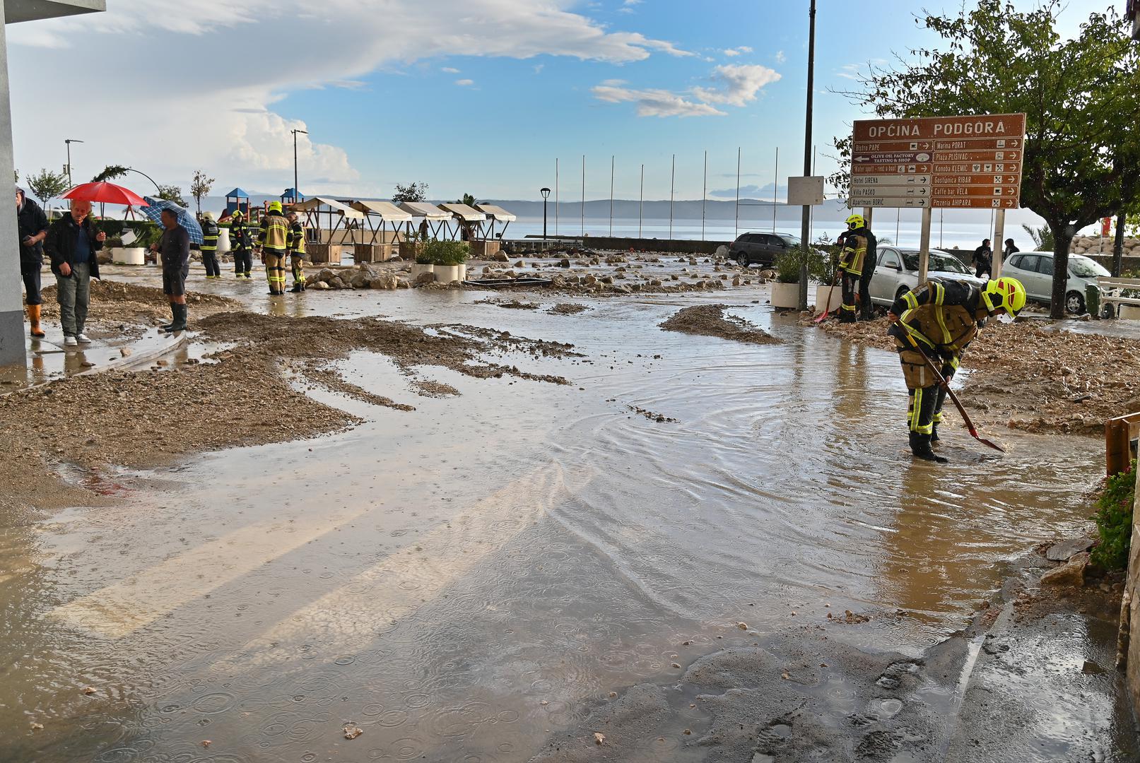 05.10.2024., Podgora - Jako nevrijeme gdje je palo do 140 litara kise po cetvornom metru strovilo je bujice na ulicama Podgore. Photo: Matko Begovic/PIXSELL