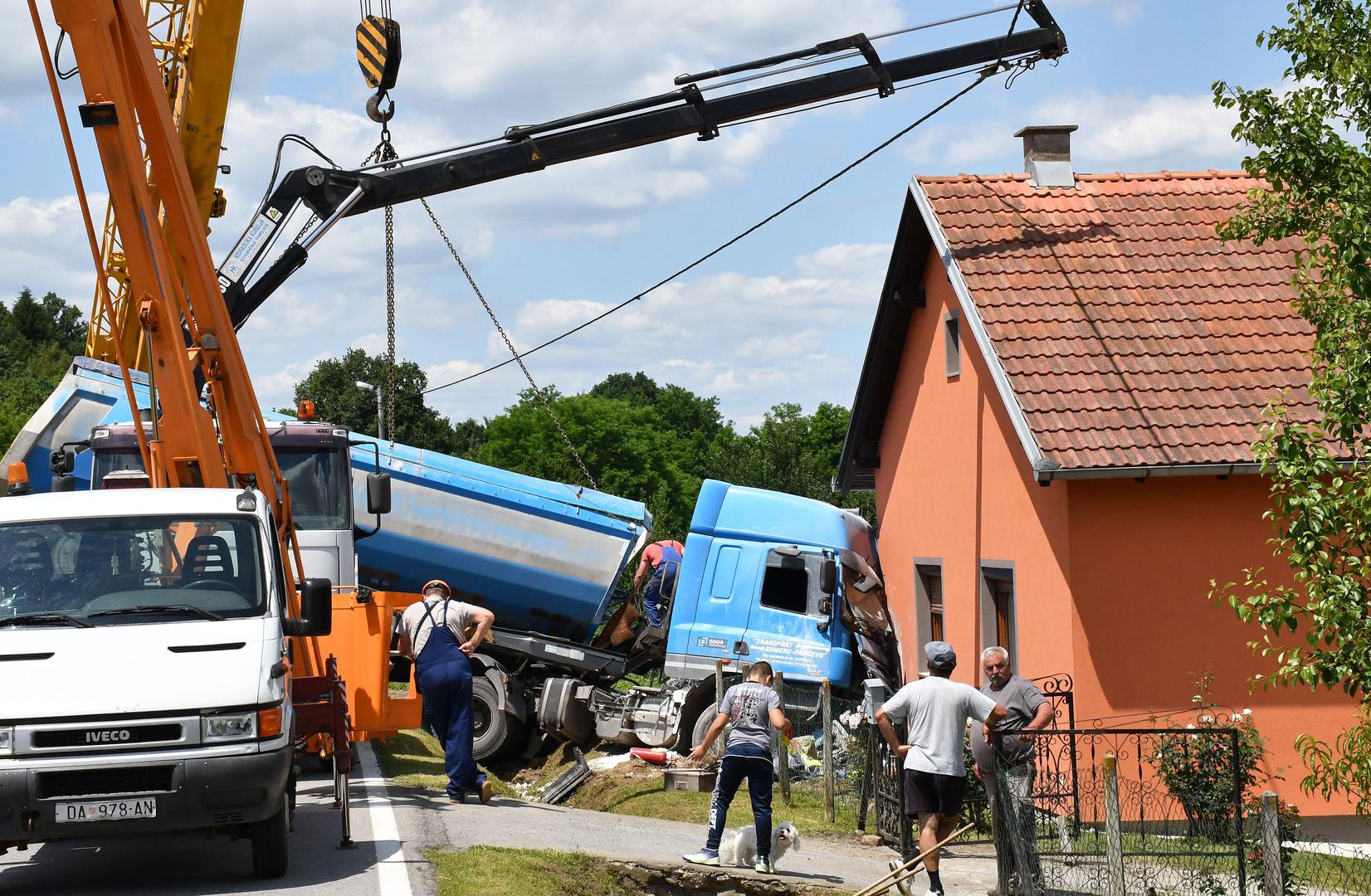 24.06.2020., Omanovac - U selu Omanovac pokraj Pakraca kamion natovaren vapnom zabio se u obiteljsku kucu. Vozac kamiona je zadobio teze ozljede i prevezen je u Opcu zupanijsku bolnicu Pakrac. U trenutku nesrece u kuci je bilo dvoje ukucana, sin i majka. Photo: Ivica Galovic/PIXSELL