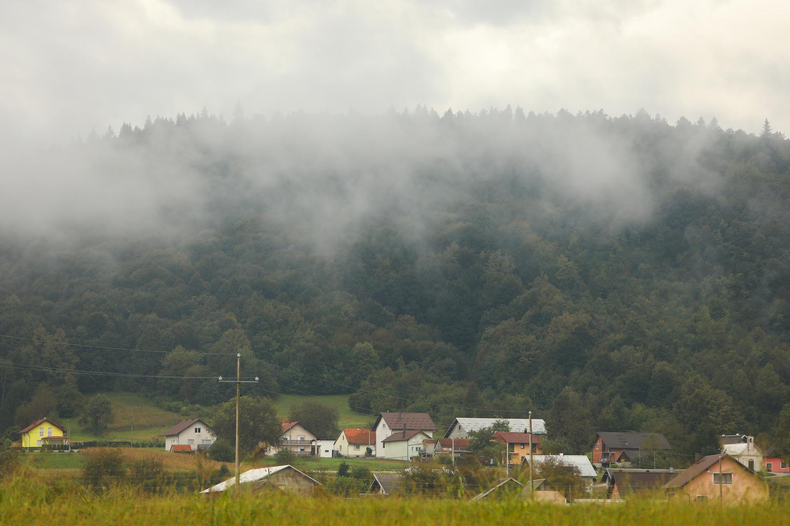 12.09.2024.,Ogulin - Najavljena promjena vremena zahvatila je Ogulin. Kisa, zahladenje i niski oblaci okovali su grad pod Klekom. Photo: Kristina Stedul Fabac/PIXSELL