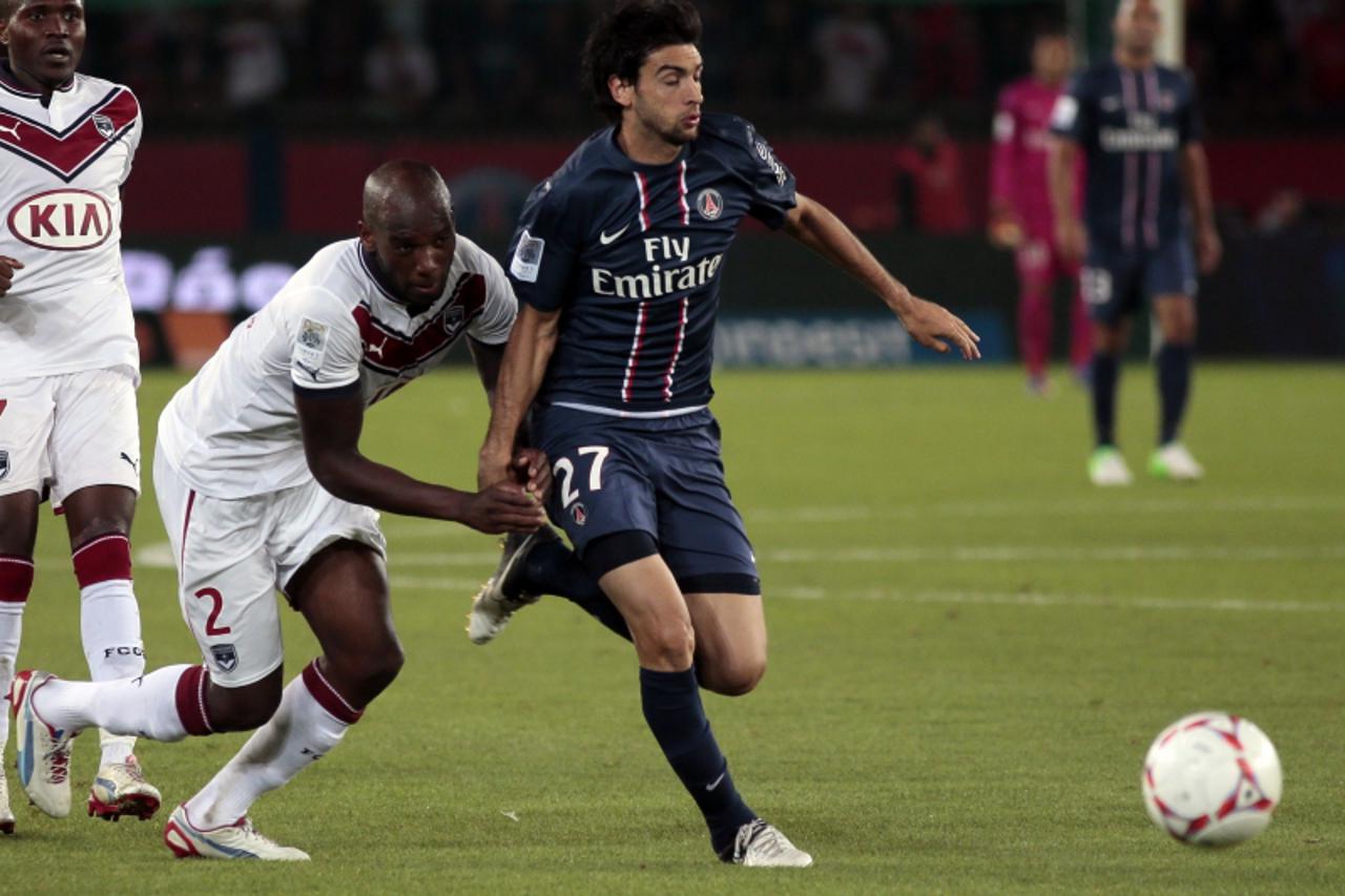 'Bordeaux\'s French defender Michael Ciani (C) vies with Paris Saint-Germain\'s Argentinian midfielder Javier Pastore (R) during the French L1 football match Paris Saint-Germain (PSG) vs Girondins de 