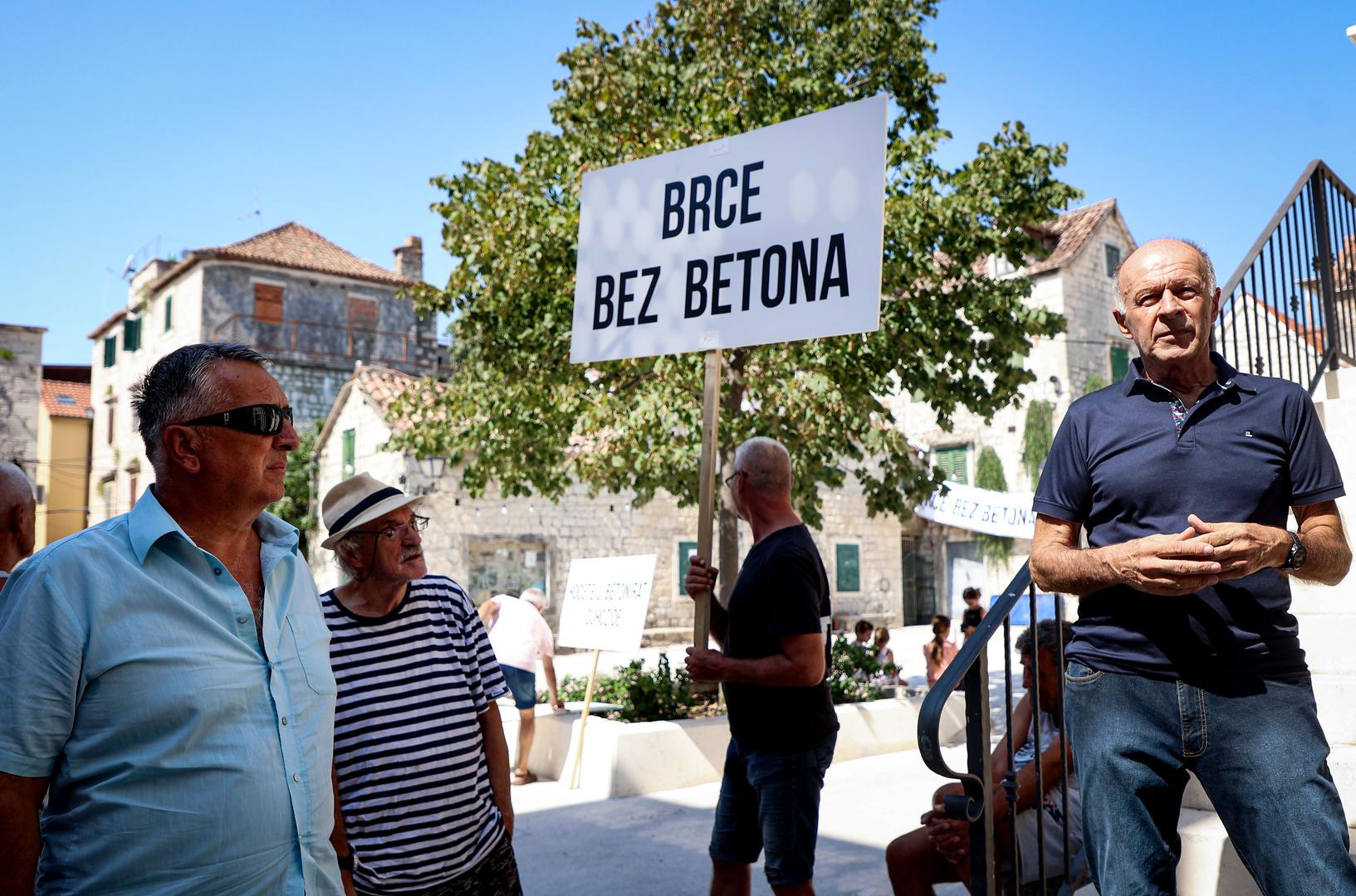 04.09.2024.,Kastel Luksic - Centar mjesta njihov trg takozvano Brce dobilo je novi sjaj i to betonski proti svega se mjestani obliznjih kamenih kuca bune. Mjestani moraju zvat konzervatore za svaku promjenu na vlastitoj kuci a onda im drzava unisti okucnicu. Photo: Ivana Ivanovic/PIXSELL