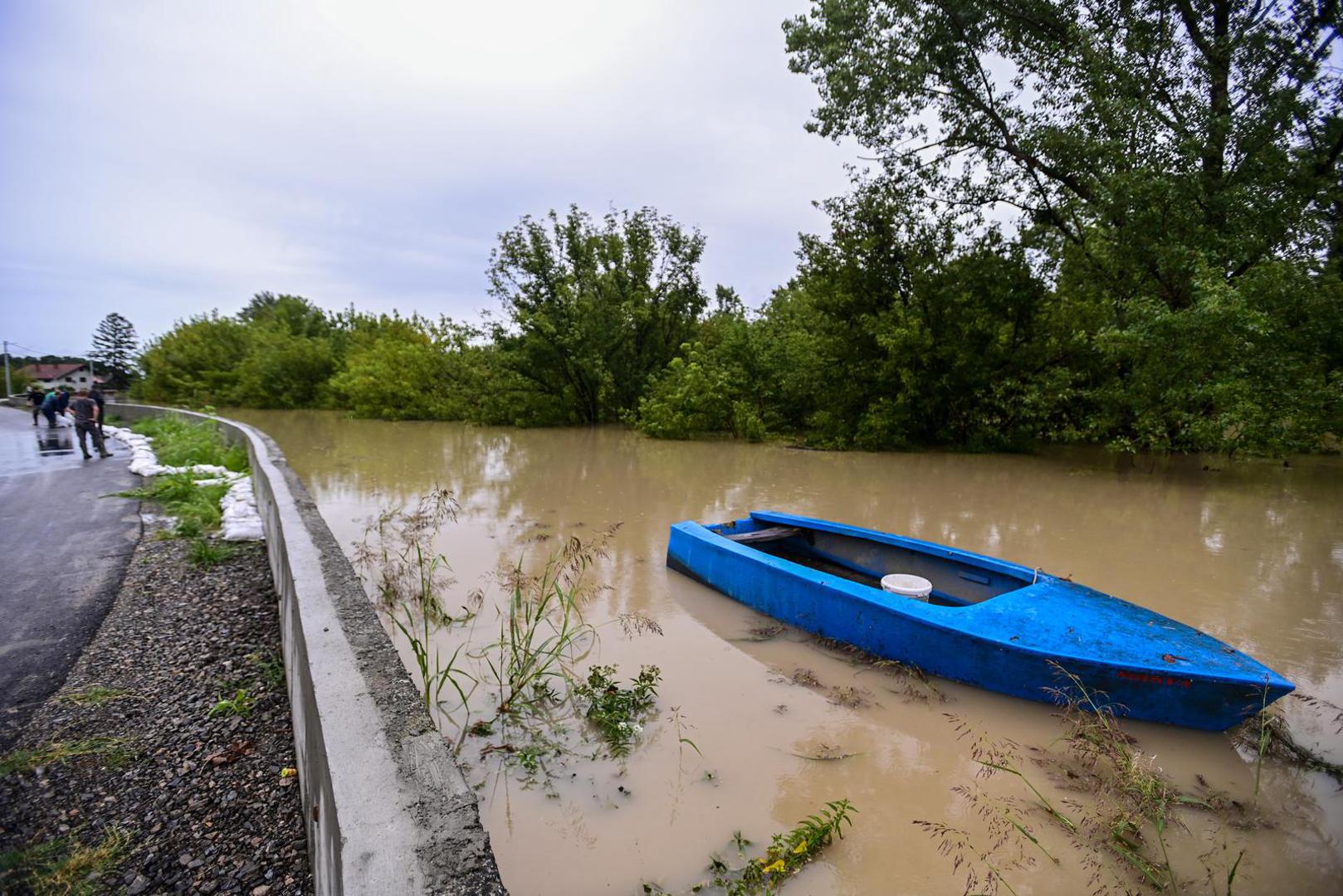 06.08.2023., Zagreb -  Uvedeno je izvanredno stanje obrane od poplava u naseljima oko Rugvice. Stanovnici Narta Savskog pune vreće pijeska kako bi zaštitili svoje kuće. Photo: Igor Soban/PIXSELL