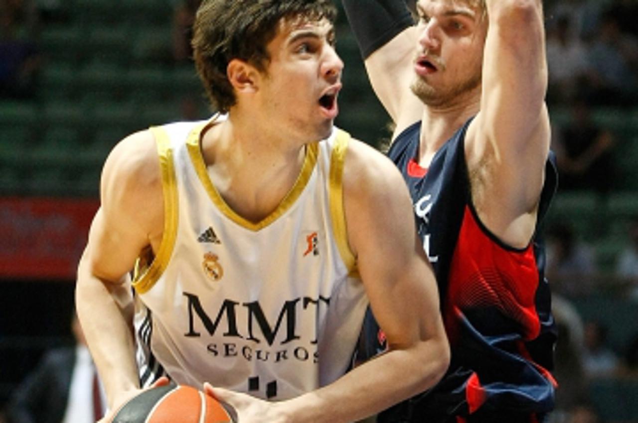 'Real MAdrid\'s Ante Tomic against Caja Laboral\'s Tiago Splitter during Liga ACB semifinal match. June 02, 2010. (Foto Ÿ nph/Alvaro Hernandez) *** Local Caption *** Fotos sind ohne vorherigen schrift