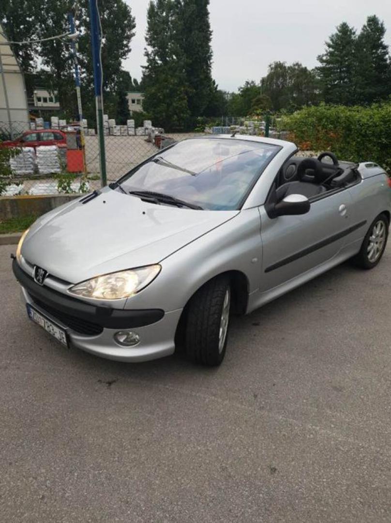 Peugeot 206 CC - Francuski mališan bio je dosta popularan kada je izašao na tržište. Ovaj je primjerak proizveden 2011. godine i ima 220 tisuća kilometara. Šifra oglasa: 25903416