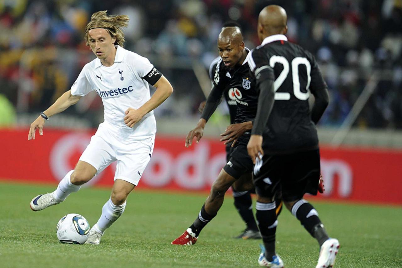 'Tottenham Hotspur\'s Luka Modric vies with Orlando Pirates\' Happy Jele during their 2011 Vodacom Challenge match at Mbombela Stadium in Nelspruit on July 19, 2011. AFP PHOTO / Frennie Shivambu'