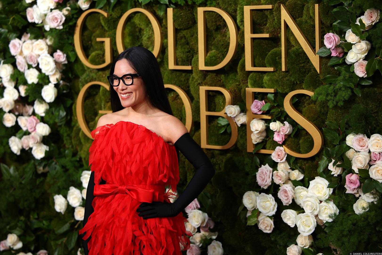 Ali Wong je briljala u crvenoj Balenciaga Haute Couture haljini s detaljima na resicama.