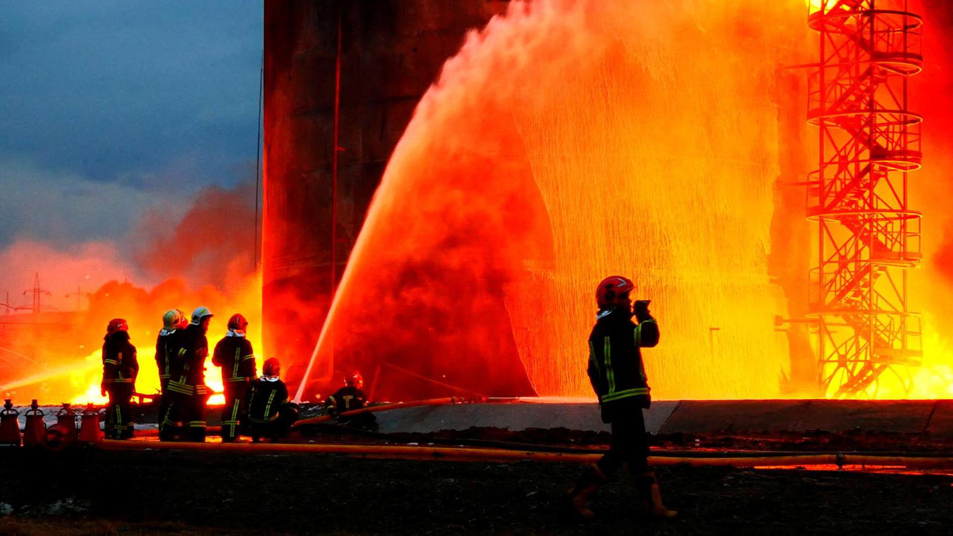 Rescuers work at a site of fuel storage facilities hit by cruise missiles, as Russia's attack on Ukraine continues, in Lviv, in this handout picture released March 27, 2022.  Press service of the State Emergency Service of Ukraine/Handout via REUTERS ATTENTION EDITORS - THIS IMAGE HAS BEEN SUPPLIED BY A THIRD PARTY. Photo: State Emergency Service/REUTERS