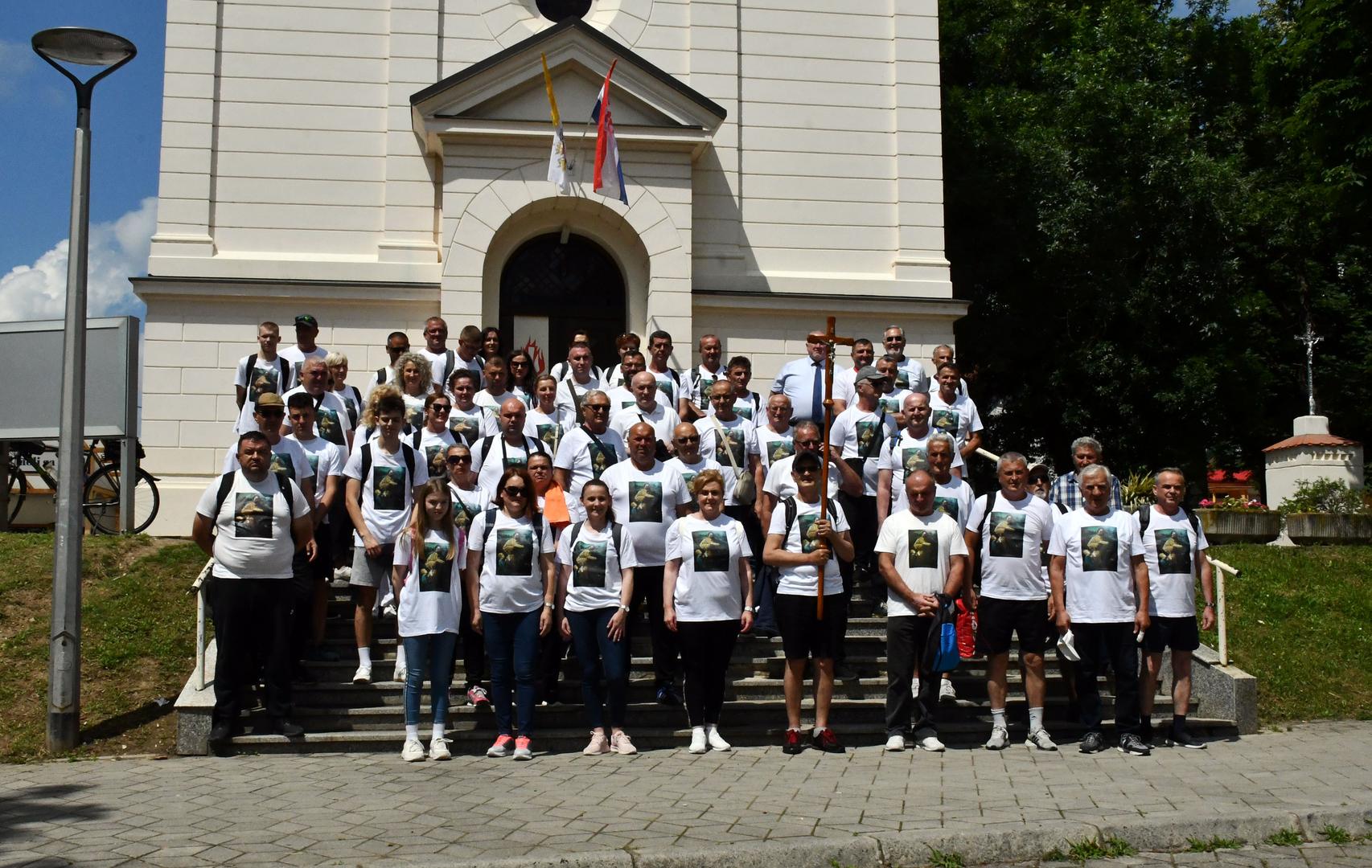 12.06.2023., Podvinje - Blagoslov i polazak hodocasnika ispred crkve sv. Antuna Padovanskog u Podvinju u Gornja Mocila u BiH u sklopu obiljezavanja tradicionalnih Dana svetog Antuna Padovanskog. Photo: Ivica Galovic/PIXSELL