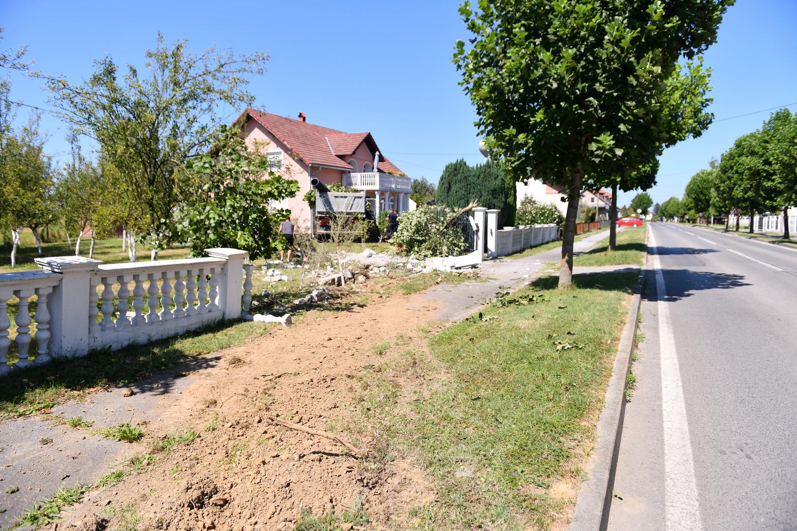 Kamion je probio ogradu, a potom se zaletio u prednji dio kuće. 

